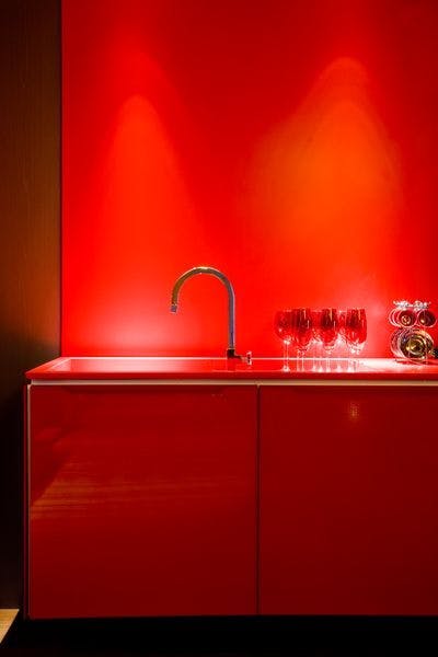 Cocina roja con mueble rojo
