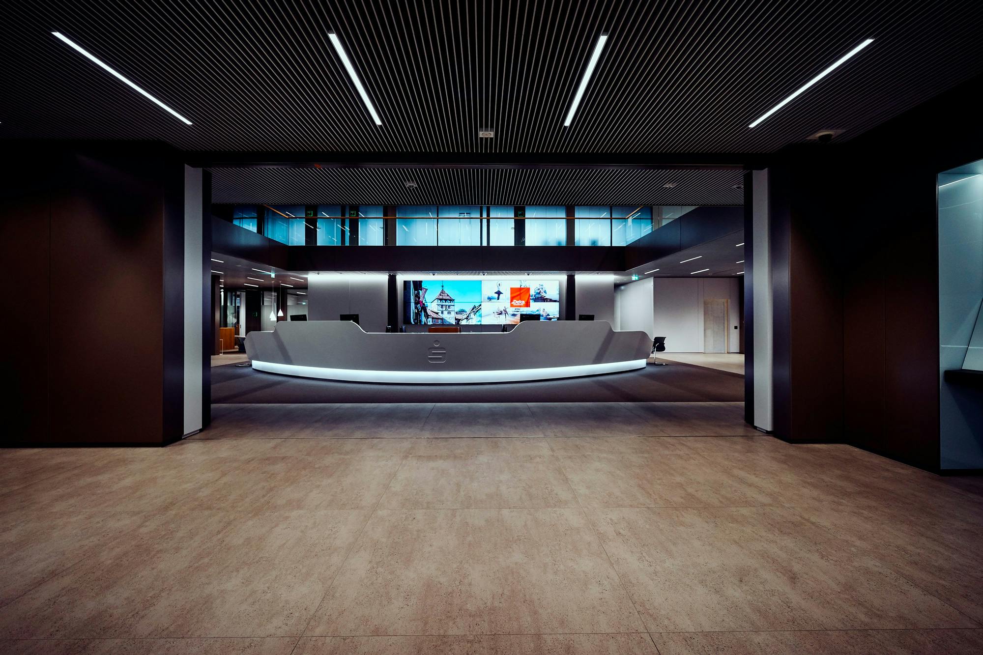 Imagen número 82 de Una oficina escultural, moderna y minimalista revestida completamente con placas de Dekton 