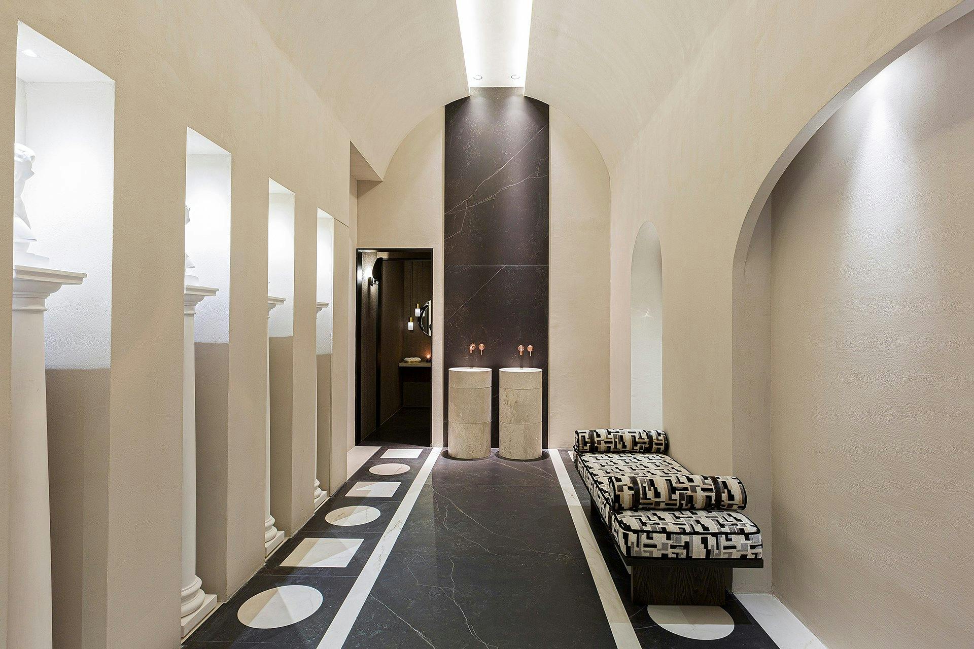 Cordero Vuelo cualquier cosa Un baño público contemporáneo inspirado en las termas romanas - Cosentino  España
