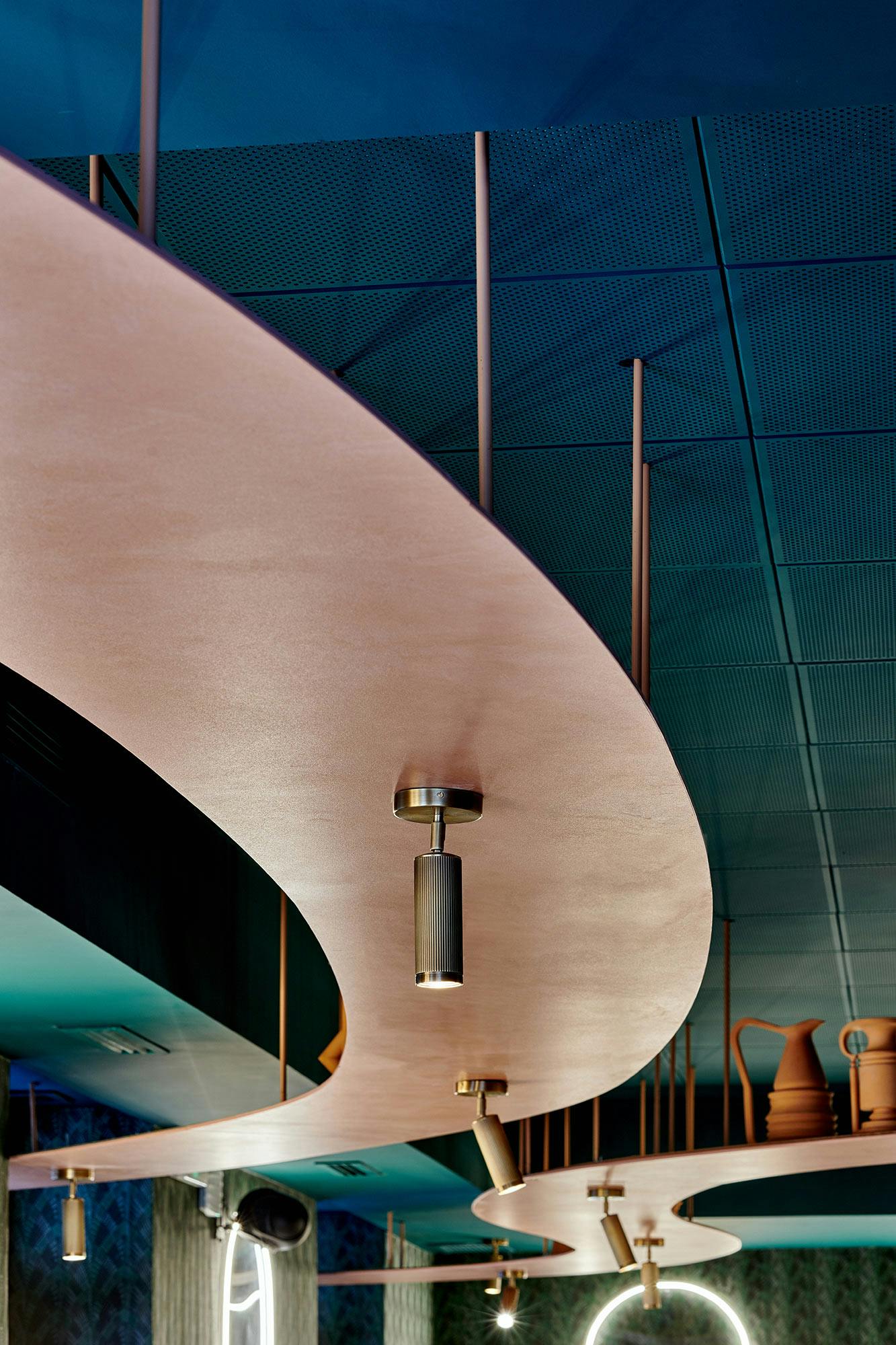 Imagen número 112 de Dekton da carácter a la barra y el techo con formas orgánicas de este original restaurante en Valencia