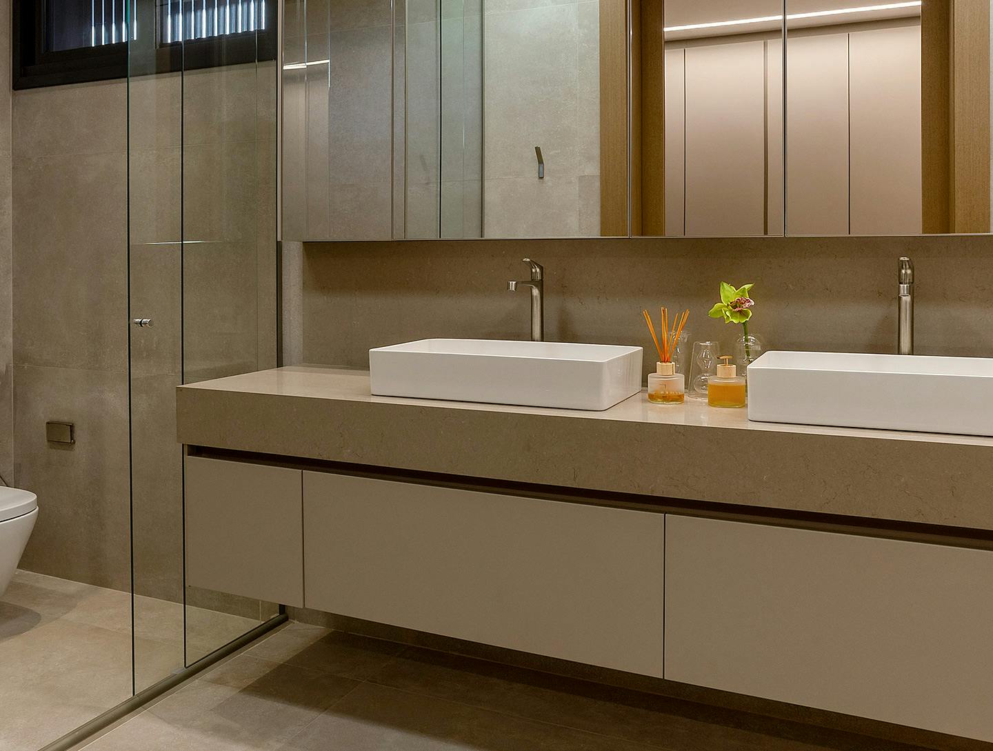 Imagen número 87 de Silestone y Dekton revisten la escalera, la cocina y los baños de una moderna casa brasileña