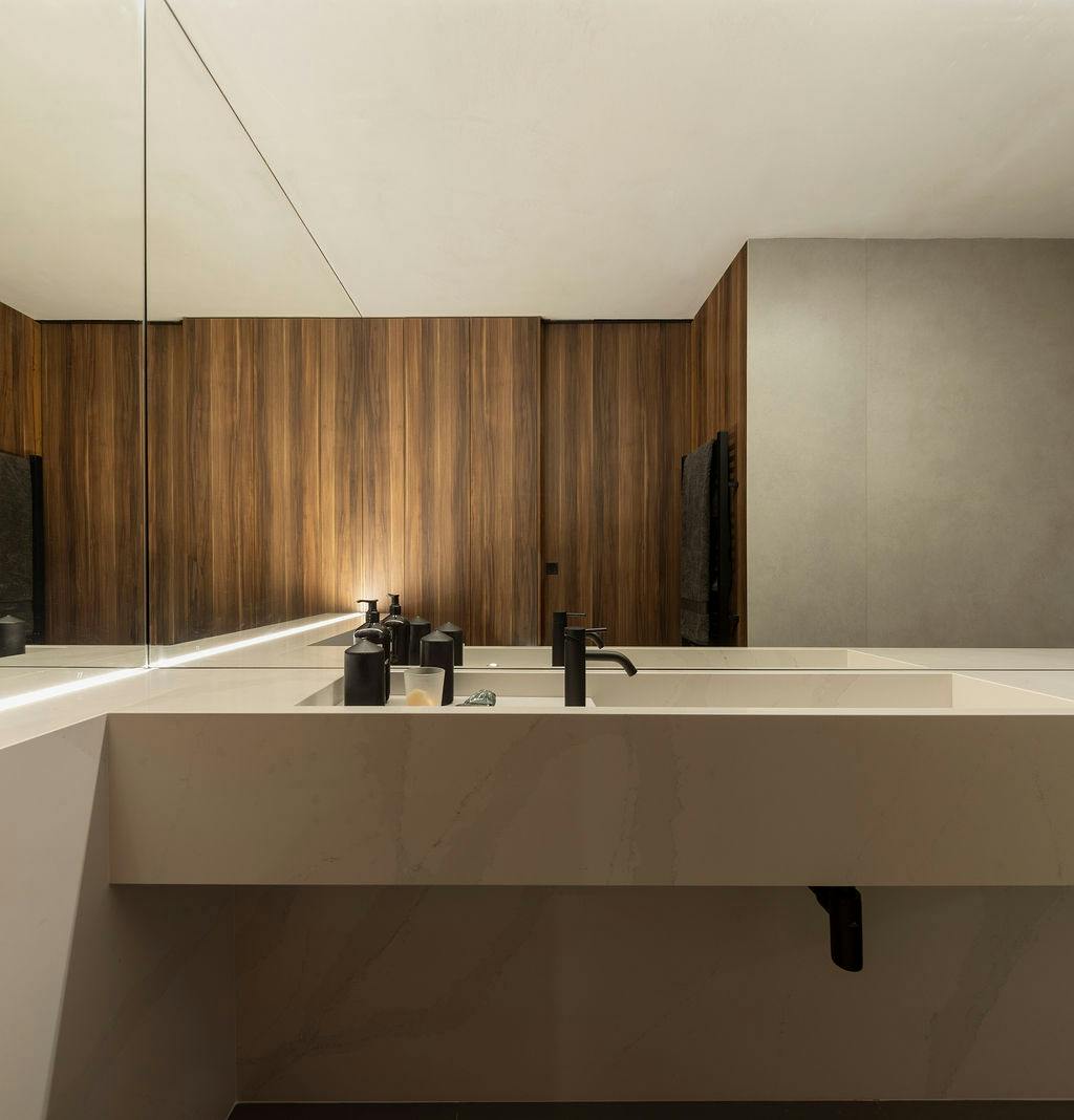 Imagen número 93 de Silestone y Dekton revisten la escalera, la cocina y los baños de una moderna casa brasileña