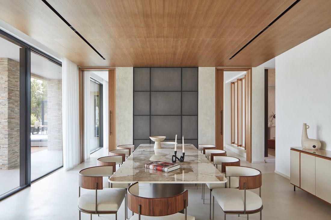Mesas y encimeras de Dekton creadas a medida visten esta villa de estilo japandi en Dubai