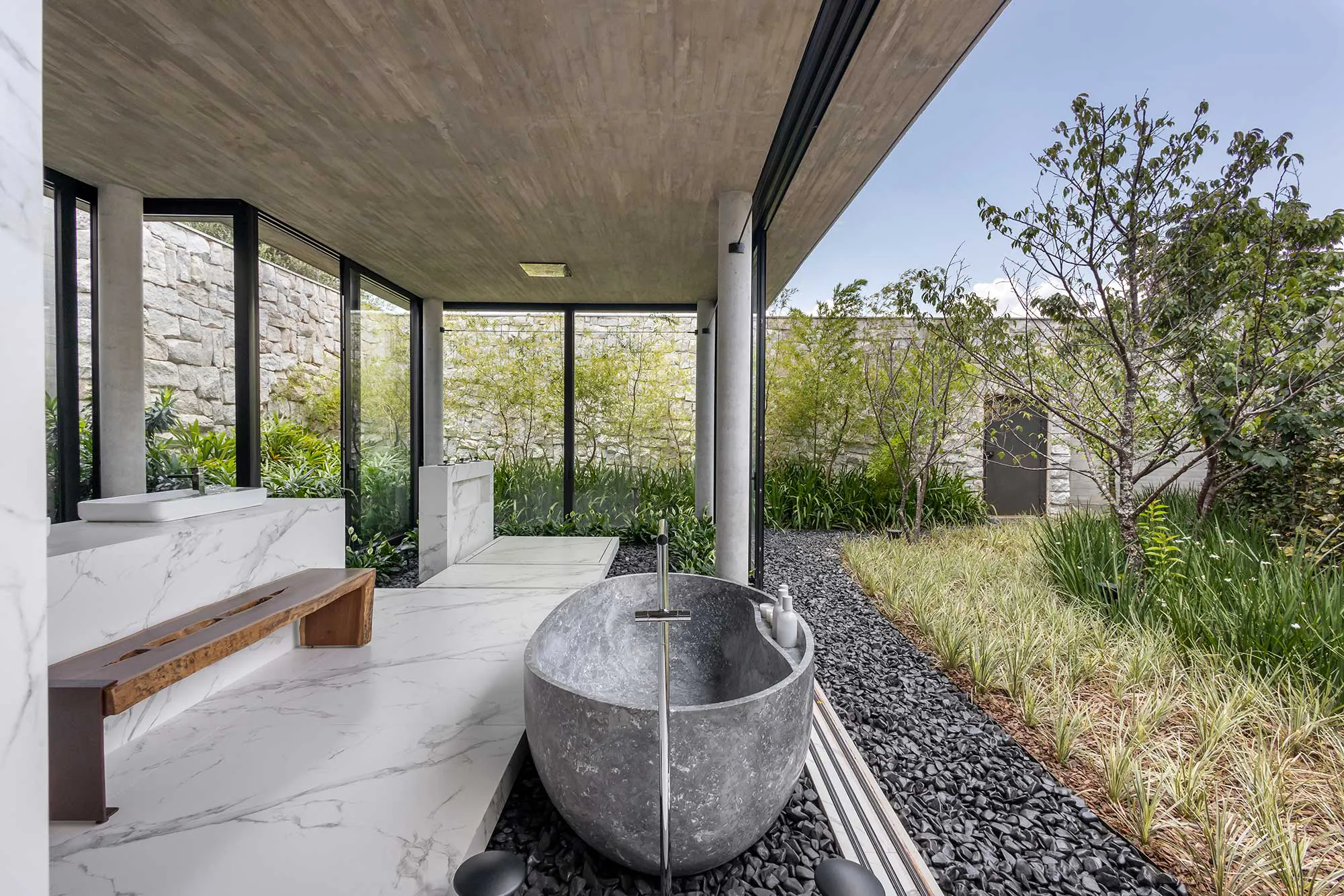 Casa-Hectares-Dourados-21 Image 33 of Casa Hectares Dourados 21.jpg?auto=format%2Ccompress&ixlib=php 3.3 in La cocina de una casa de alquiler renovada con Dekton Sabbia - Cosentino