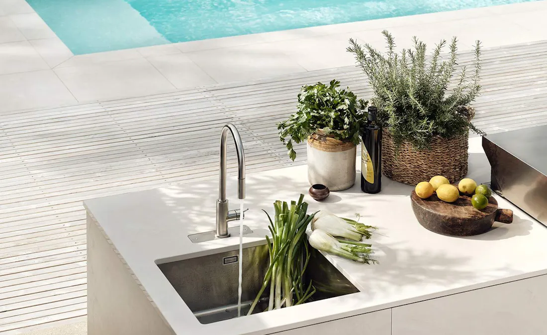 Ballingslov-Outdoor-kitchen-5 Image 36 of Ballingslov Outdoor kitchen 5 e1773338678921.jpg?auto=format%2Ccompress&fit=crop&ixlib=php 3.3 in Cocinas exteriores: cuando la gastronomía sale al jardín - Cosentino