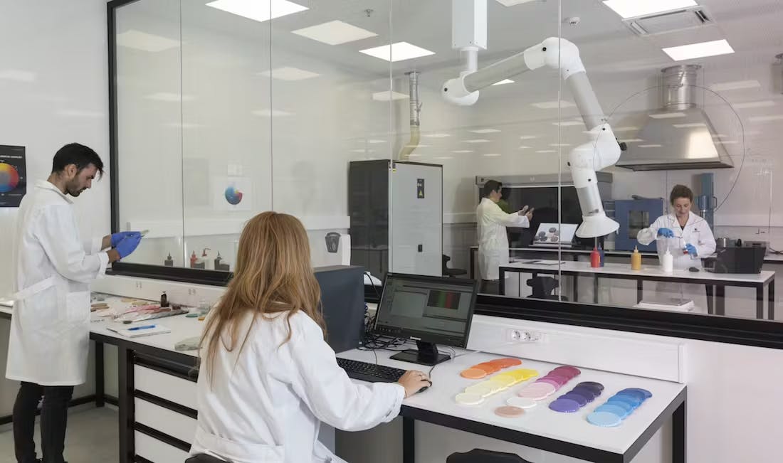 Laboratorio_Centro_I_D_Cosentino Image 36 of Laboratorio Centro I D Cosentino.jpeg?auto=format%2Ccompress&ixlib=php 3.3 in Cosentino lanza su nueva marca Éclos®: una innovadora generación de superficies minerales con tecnología Inlayr® - Cosentino