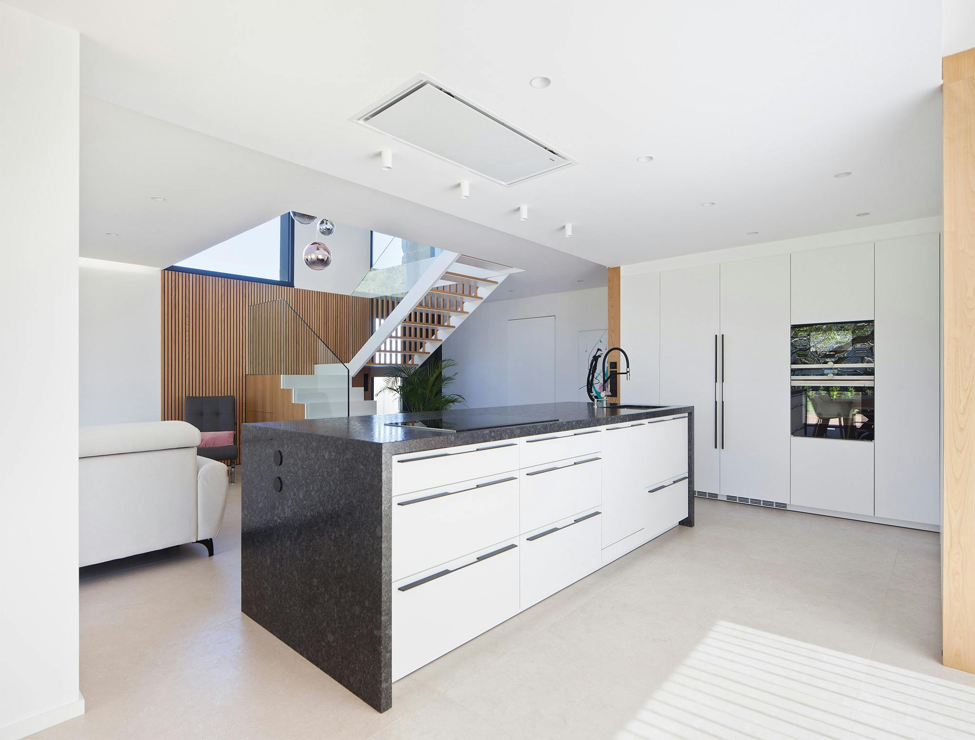 Casa-N31-4 Image 33 of Casa N31 4.jpg?auto=format%2Ccompress&ixlib=php 3.3 in El brillo de Sensa es perfecto para esta renovada cocina de Vigo - Cosentino