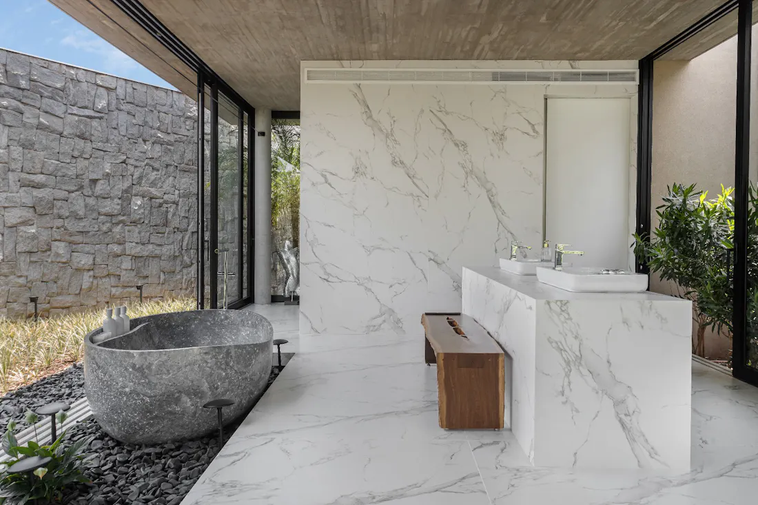 DK Aura @castro_arquitetura @fernandamarquesarquiteta @hectaresdourados @marmorariajrdourados @rafaellima (6) Image 36 of DK Aura @castro arquitetura @fernandamarquesarquiteta @hectaresdourados @marmorariajrdourados @rafaellima 6.jpg?auto=format%2Ccompress&fit=crop&ixlib=php 3.3 in La nueva tendencia de baños de exterior: spas en plena naturaleza - Cosentino