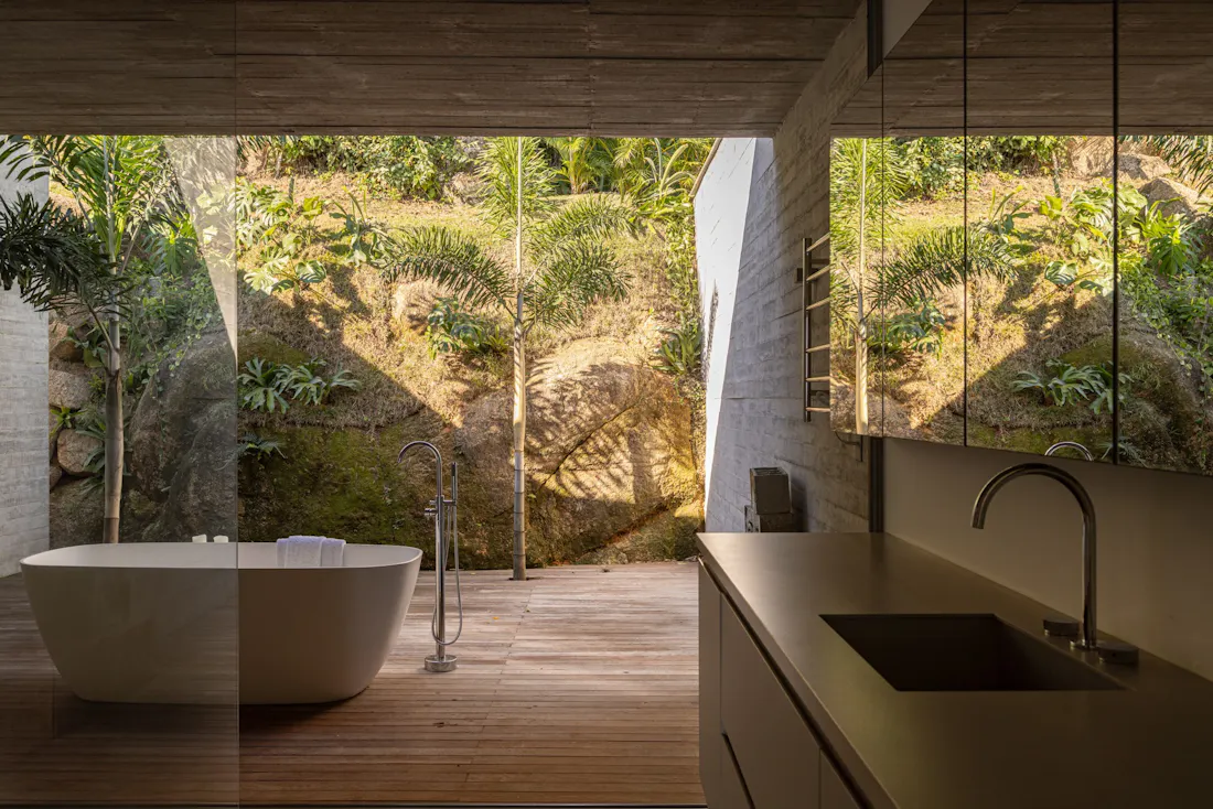 DK Kovik @tetro.architecture @mgsuperficies @joanafranca (32) Image 34 of DK Kovik @tetro.architecture @mgsuperficies @joanafranca 32.jpg?auto=format%2Ccompress&fit=crop&ixlib=php 3.3 in La nueva tendencia de baños de exterior: spas en plena naturaleza - Cosentino