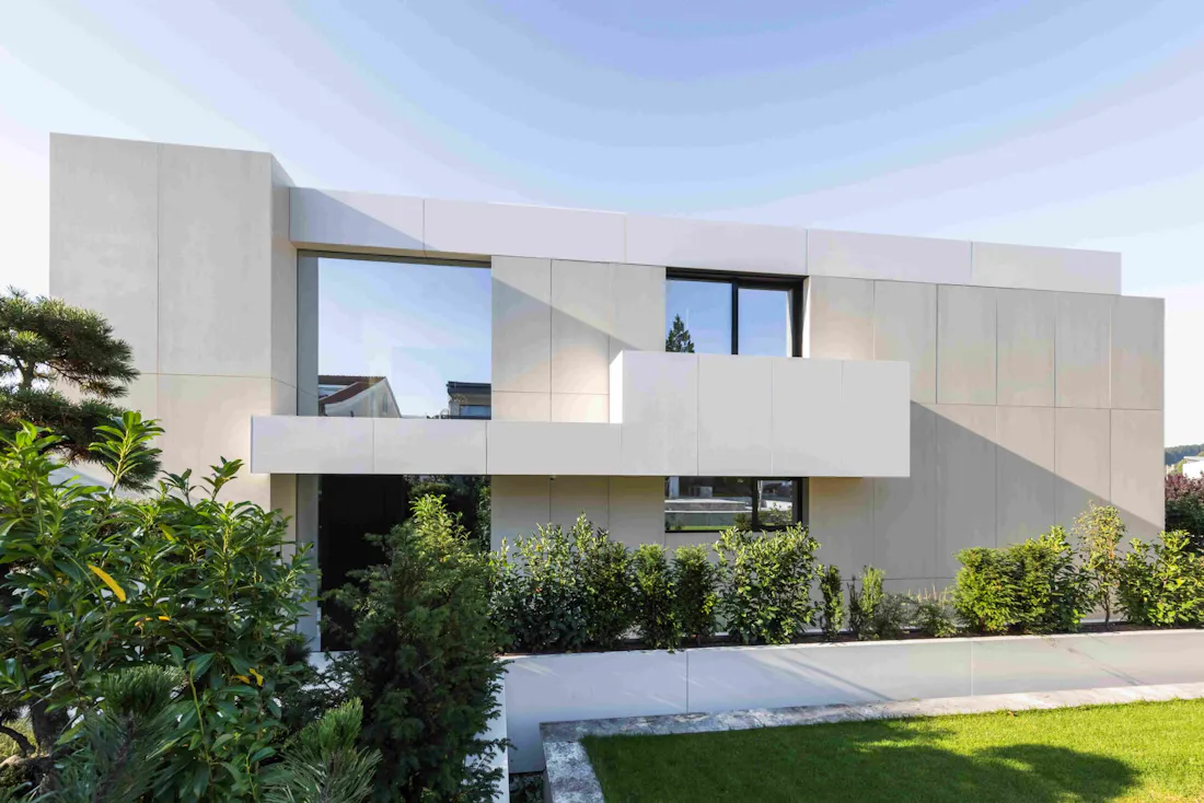 Villa Hartl - EFHH-3 Image 36 of EFHH 3 scaled.jpg?auto=format%2Ccompress&fit=crop&ixlib=php 3.3 in Fachadas minimalistas: simplicidad que armoniza interior y exterior - Cosentino