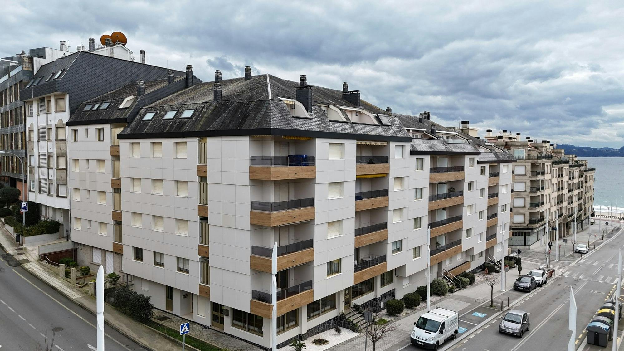 Fachada-Edificio-Telleira-1-1 Image 46 of Fachada Edificio Telleira 1 1.jpg?auto=format%2Ccompress&ixlib=php 3.3 in Servicio integral en proyectos internacionales - Cosentino