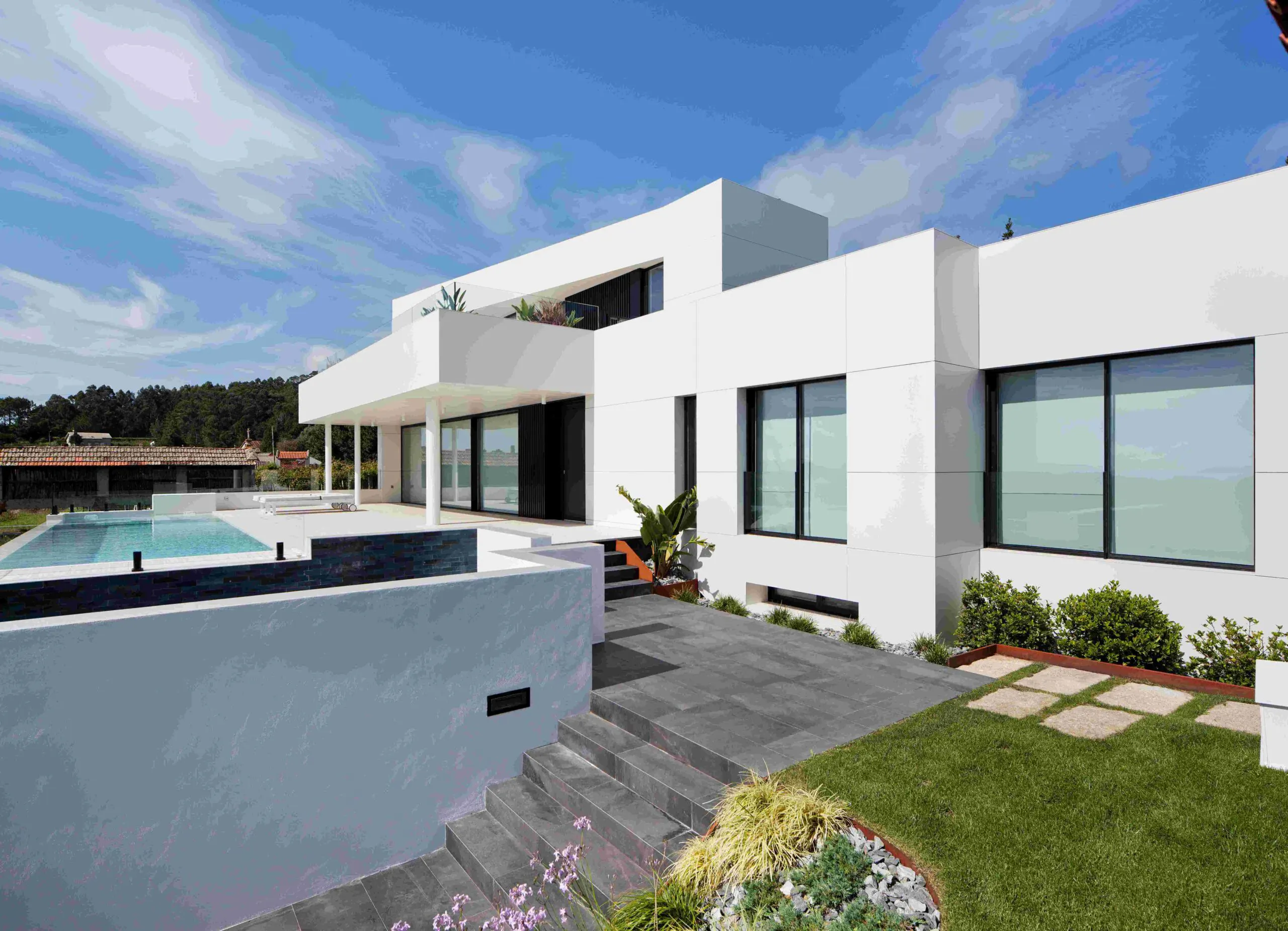 ID 2729E737-591B-4F8B-996F2F36EE052FE0 Información Fachada Sanxenso Image 43 of MG 1946 scaled.jpg?auto=format%2Ccompress&ixlib=php 3.3 in La cocina de una casa de alquiler renovada con Dekton Sabbia - Cosentino