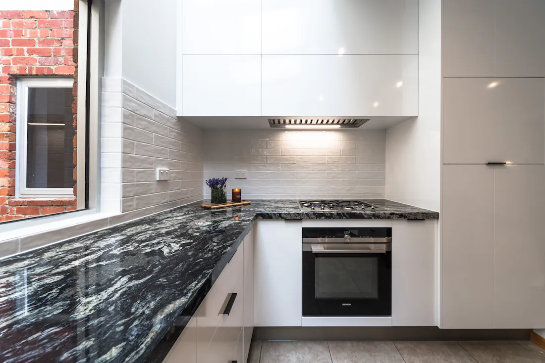 Mint-kitchens_Cosentino_Sensa_Indian-Black-_4-1-1 Image 36 of Mint kitchens Cosentino Sensa Indian Black 4 1 1.jpg?auto=format%2Ccompress&fit=crop&ixlib=php 3.3 in La paleta de colores ideal para los ambientes urbanos del futuro - Cosentino