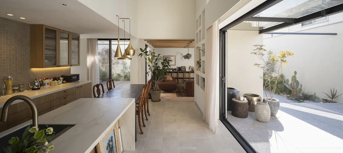 Naoi Architecture (9) Image 34 of Naoi Architecture 9 e1770979012466.jpg?auto=format%2Ccompress&fit=crop&ixlib=php 3.3 in Tendencias en cocinas 2026: espacios emocionales y flexibles - Cosentino