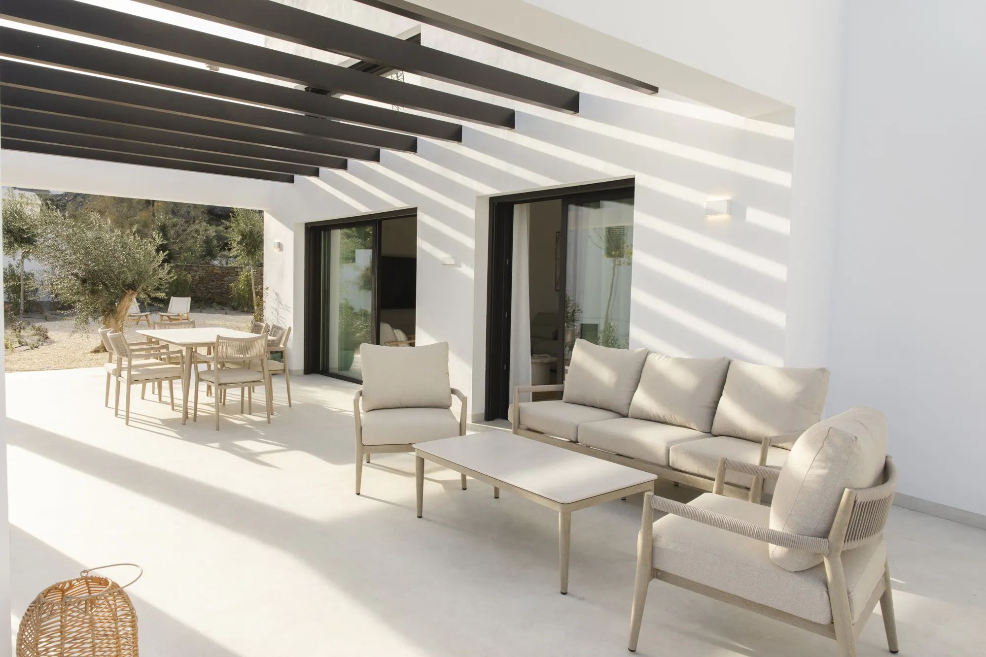 Villa en MAcenas resort (18) Image 34 of Villa en MAcenas resort 18.jpg?auto=format%2Ccompress&ixlib=php 3.3 in La cocina de una casa de alquiler renovada con Dekton Sabbia - Cosentino