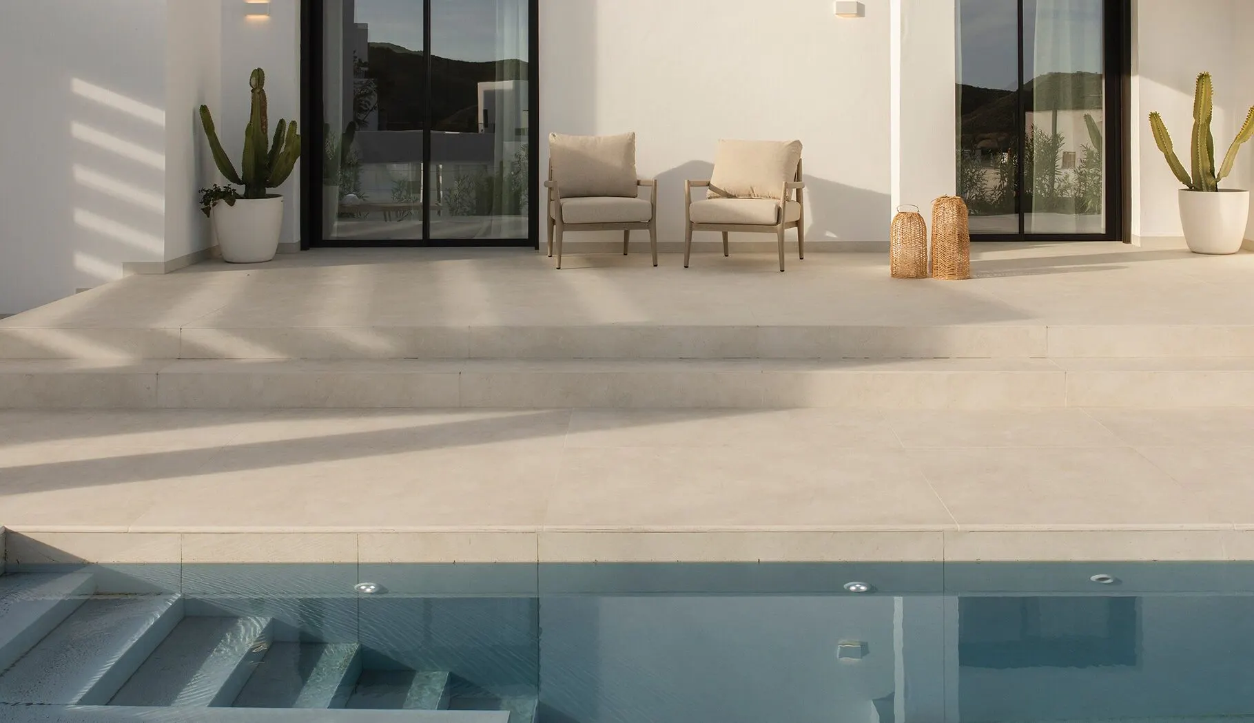 Villa en MAcenas resort (20) Image 46 of Villa en MAcenas resort 20 e1773314709925.jpg?auto=format%2Ccompress&ixlib=php 3.3 in Una reforma en tonos suaves para conseguir “confort y funcionalidad” - Cosentino