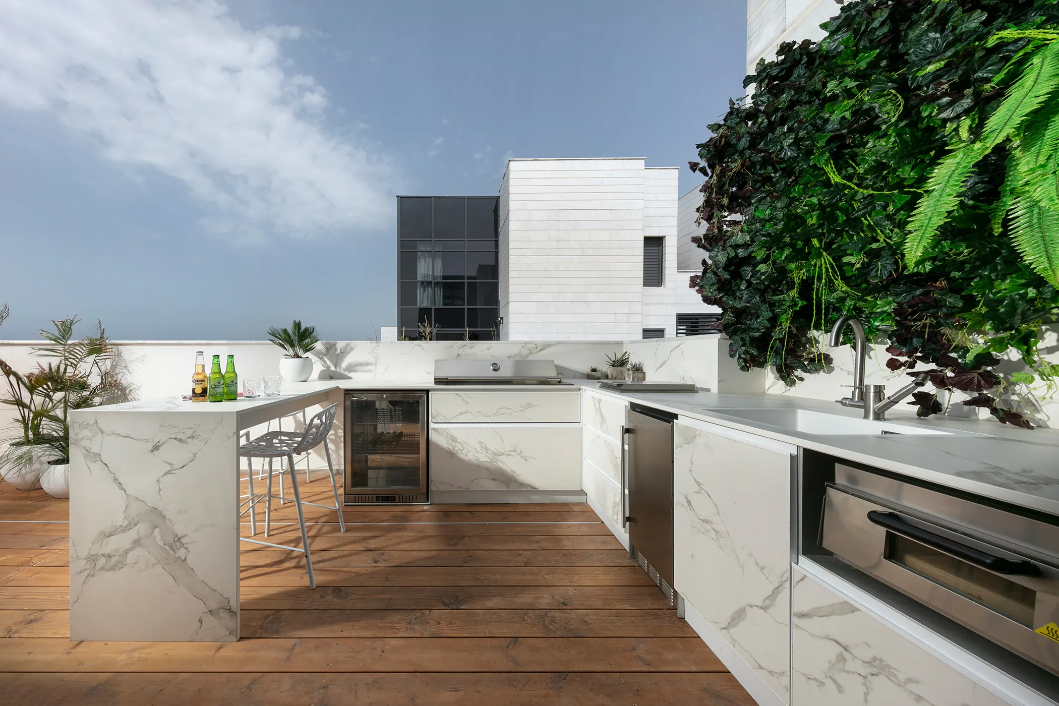 Cocina Exterior - Outdoor Kitchen Aura Image 45 of var www html tools.cosentino.com global ws public pending approval MG 8319 copy2.jpg?auto=format%2Ccompress&ixlib=php 3.3 in La cocina de una casa de alquiler renovada con Dekton Sabbia - Cosentino