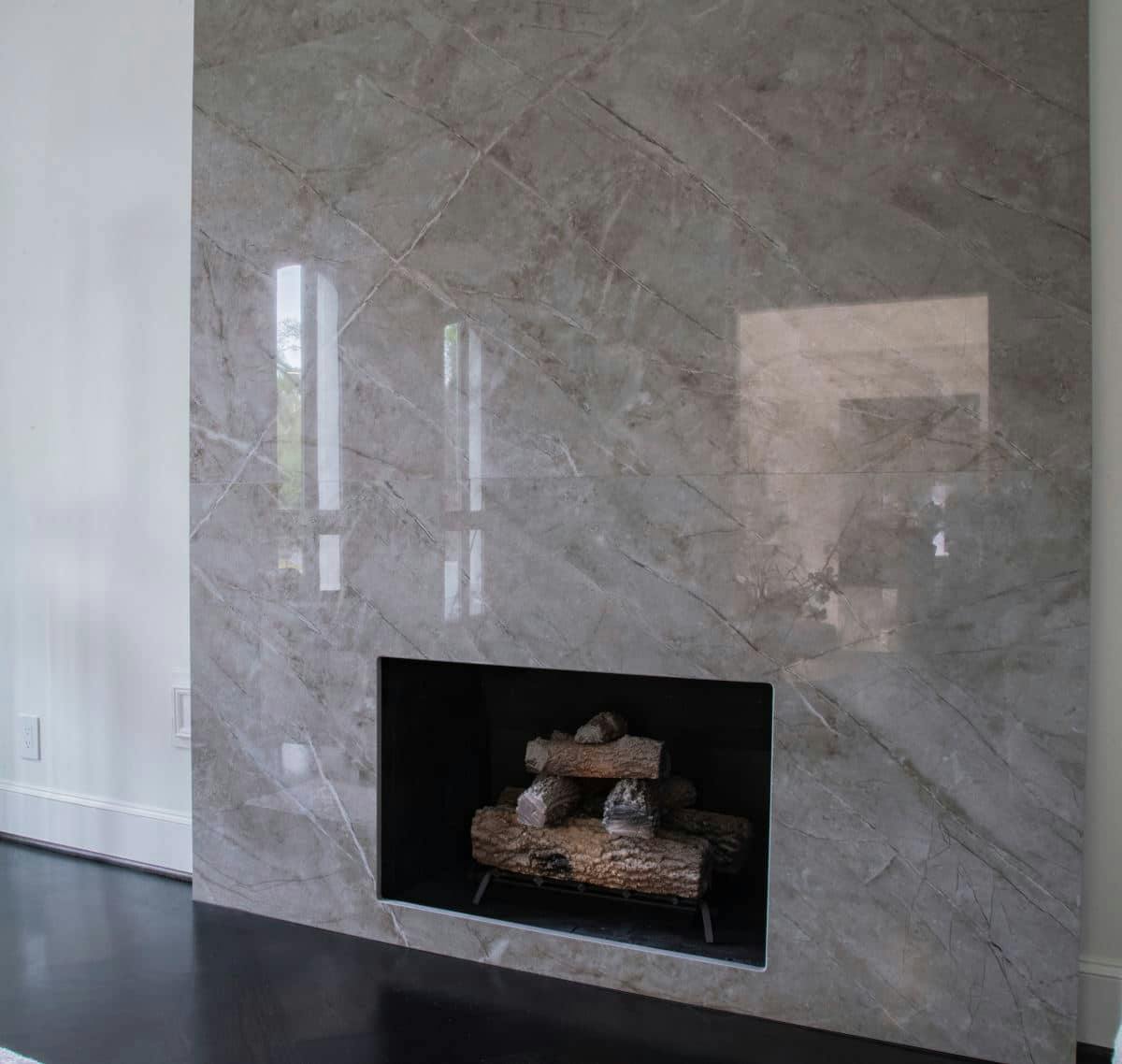 Image 38 of Houston Show House Fireplace Dekton Stonika Sogne 2.jpg?auto=format%2Ccompress&fit=crop&ixlib=php 3.3 in The welcoming warmth of home that only a fireplace can offer - Cosentino