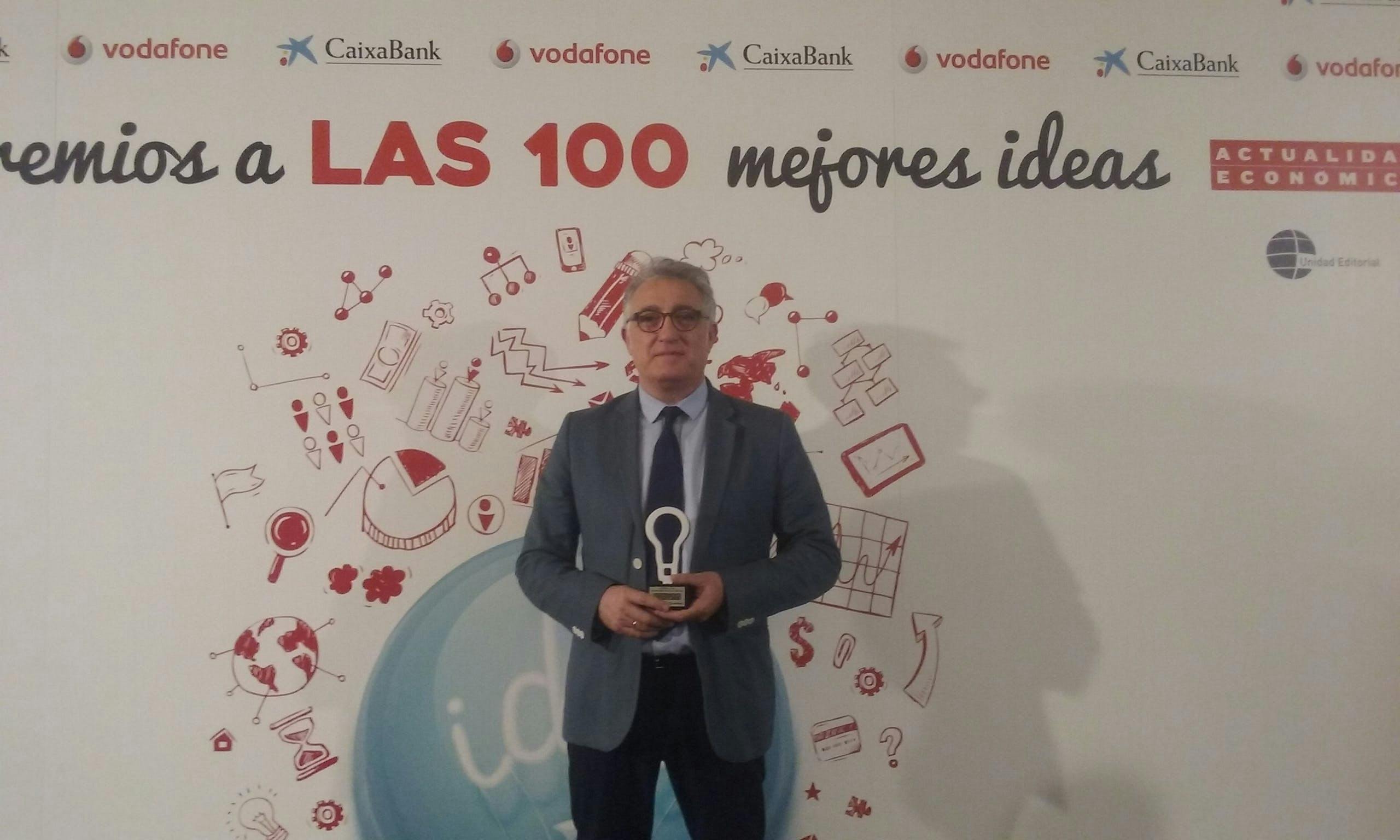Image 32 of jose luis calleja recoge premio a las 100 mejores ideas cosentino 1 3.jpg?auto=format%2Ccompress&ixlib=php 3.3 in Dekton® XGloss, among The 100 Best Business Ideas of 2016 by the magazine Actualidad Económica - Cosentino