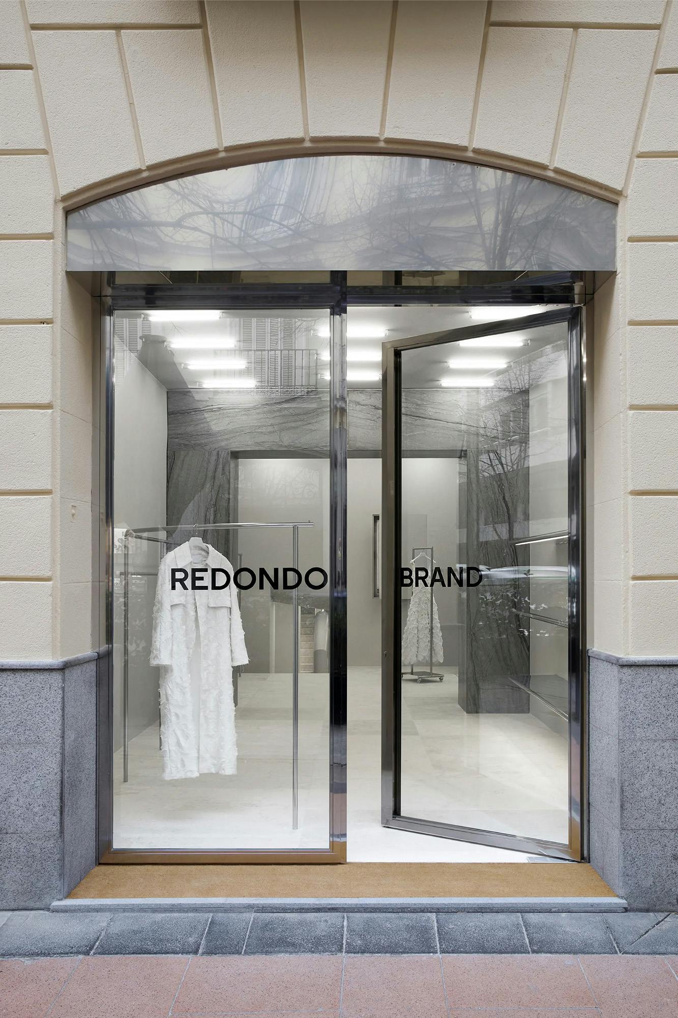 Image 34 of Redondo20Store20SAIZ201.jpg?auto=format%2Ccompress&ixlib=php 3.3 in A monolithic arch in Sensa Platino gives character to a new fashion shop in Madrid - Cosentino