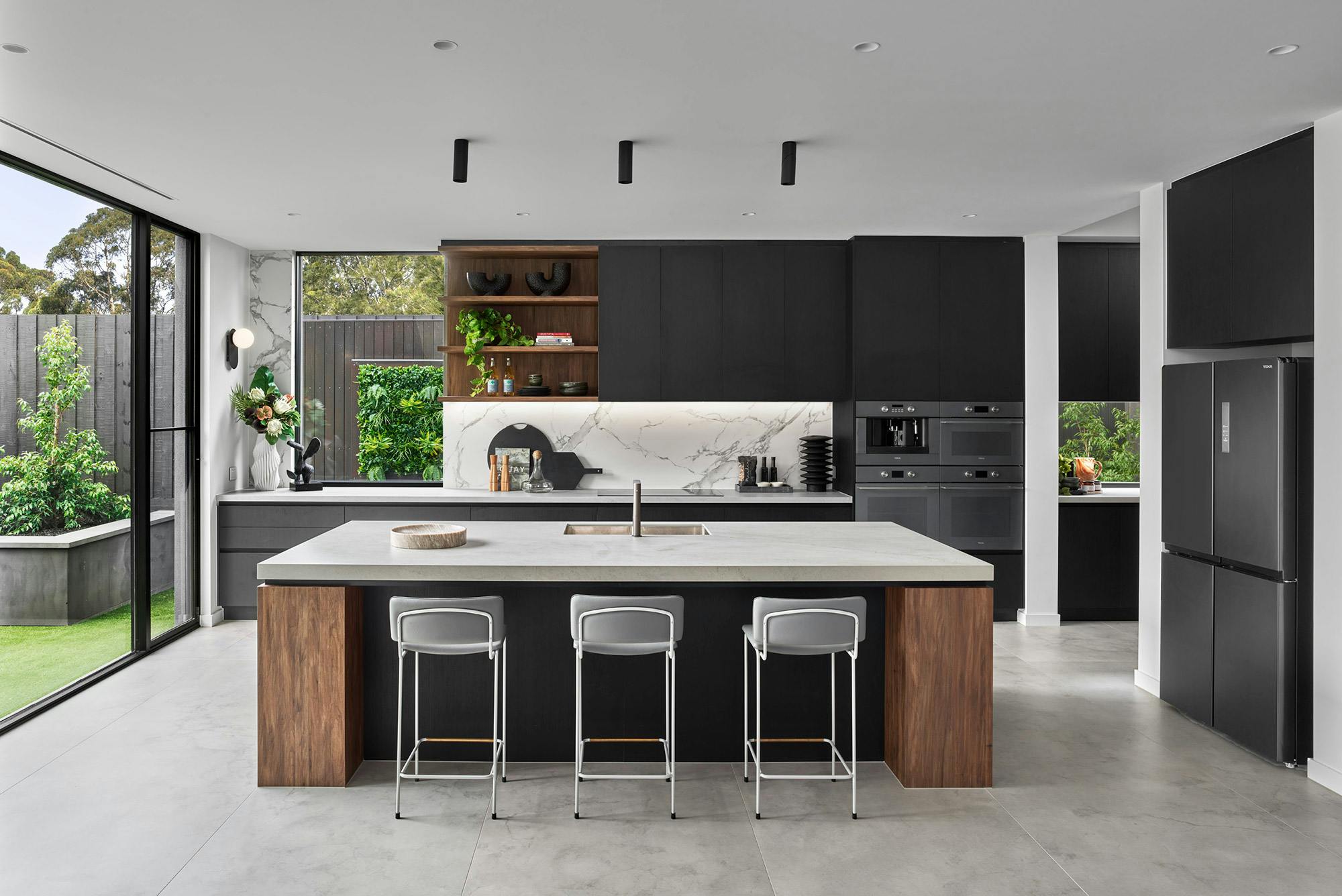 Image 39 of The riviera residential Metricom 3.jpg?auto=format%2Ccompress&ixlib=php 3.3 in Silestone and Dekton are the guiding threads in this Australian home, whose heart and soul is the kitchen - Cosentino