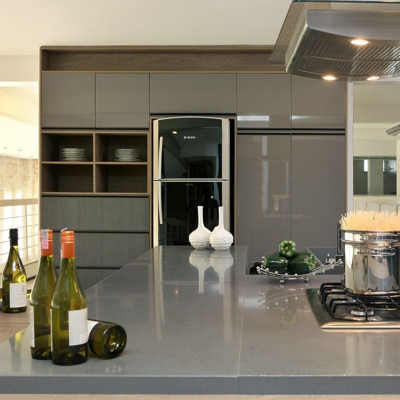 Image of encimera cocina gris isla1 1.jpg?auto=format%2Ccompress&ixlib=php 3.3 in A Mediterranean style kitchen with an eye for space - Cosentino