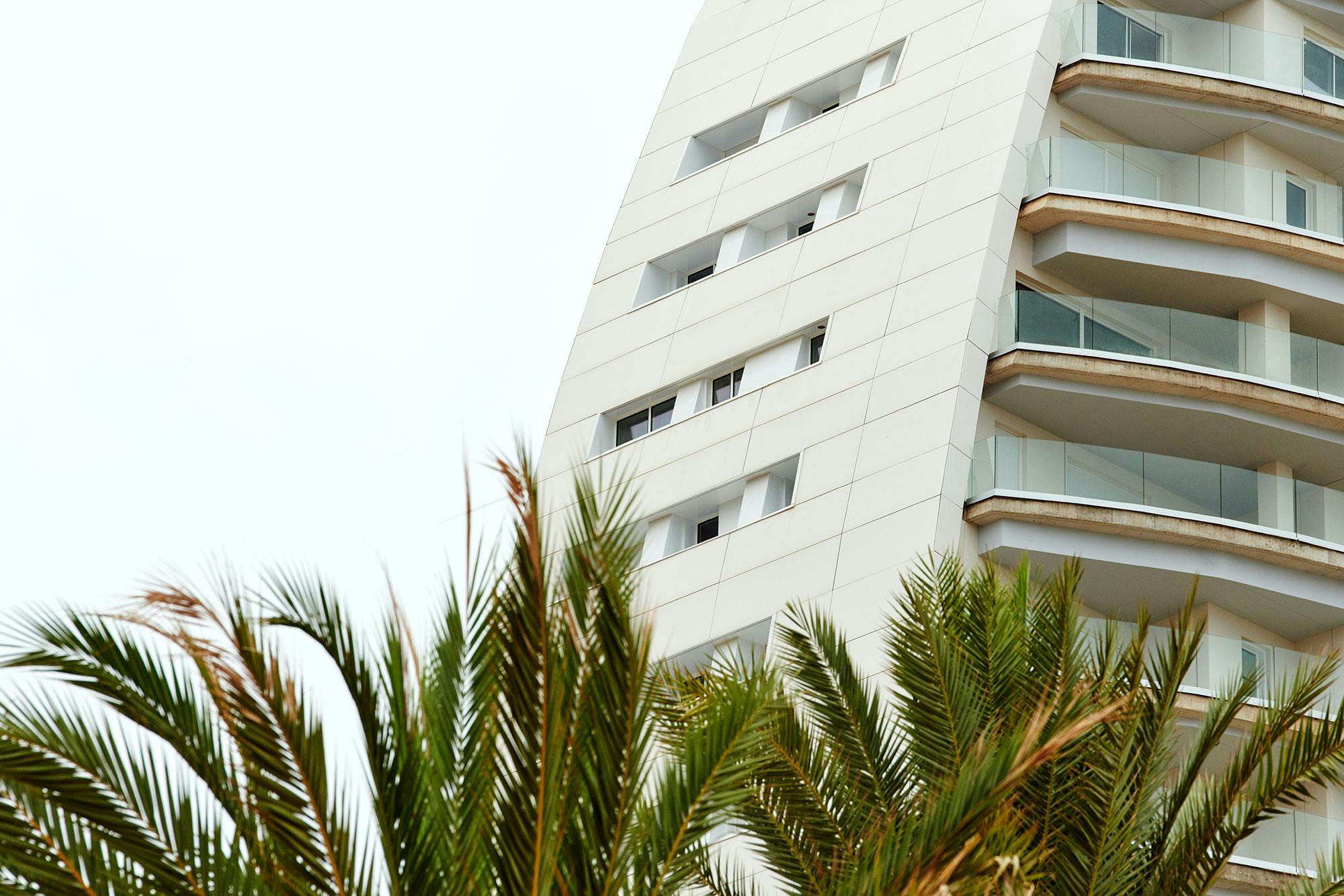 Image of delfin tower benidorm 17.jpg?auto=format%2Ccompress&ixlib=php 3.3 in Dekton presents the world’s first curved and ventilated façade made of ultra-compact stone - Cosentino