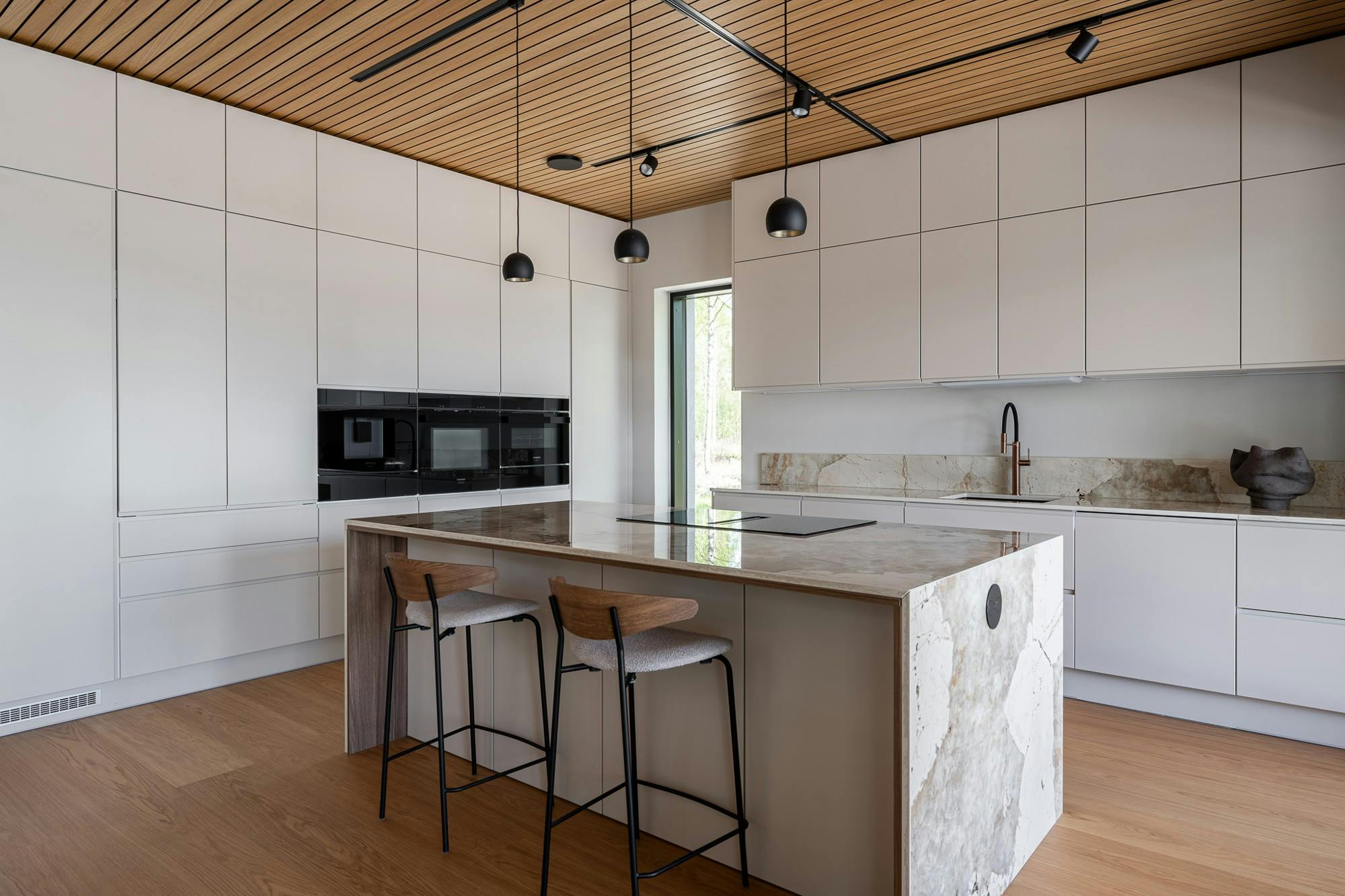 Skier-KErttu-Niskanen-Johana-Hernesniemi-4 Image 40 of Skier KErttu Niskanen Johana Hernesniemi 4.jpg?auto=format%2Ccompress&ixlib=php 3.3 in Kattavat palvelut kansainvälisissä projekteissa - Cosentino