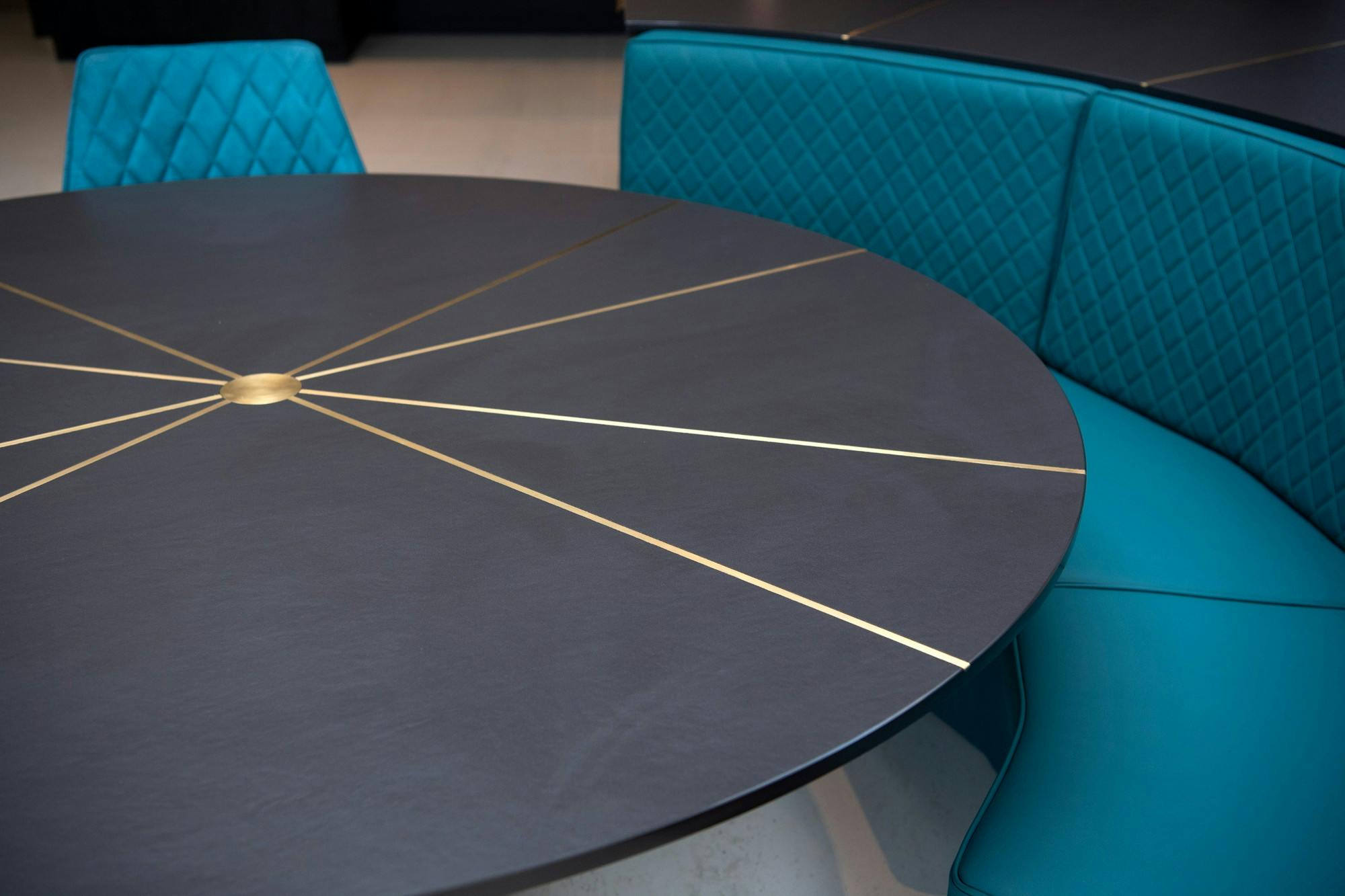 Numéro d'image 34 de la section actuelle de Dekton endless applications: a striking bespoke dining table by Abacus Tables de Cosentino France