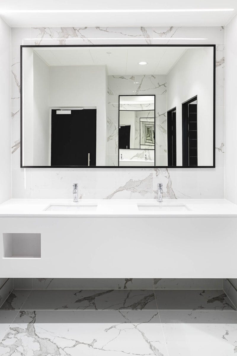 17 idées de salles de bains modernes et tendance  Bathroom pendant  lighting, Small bathroom vanities, Bathroom chandelier