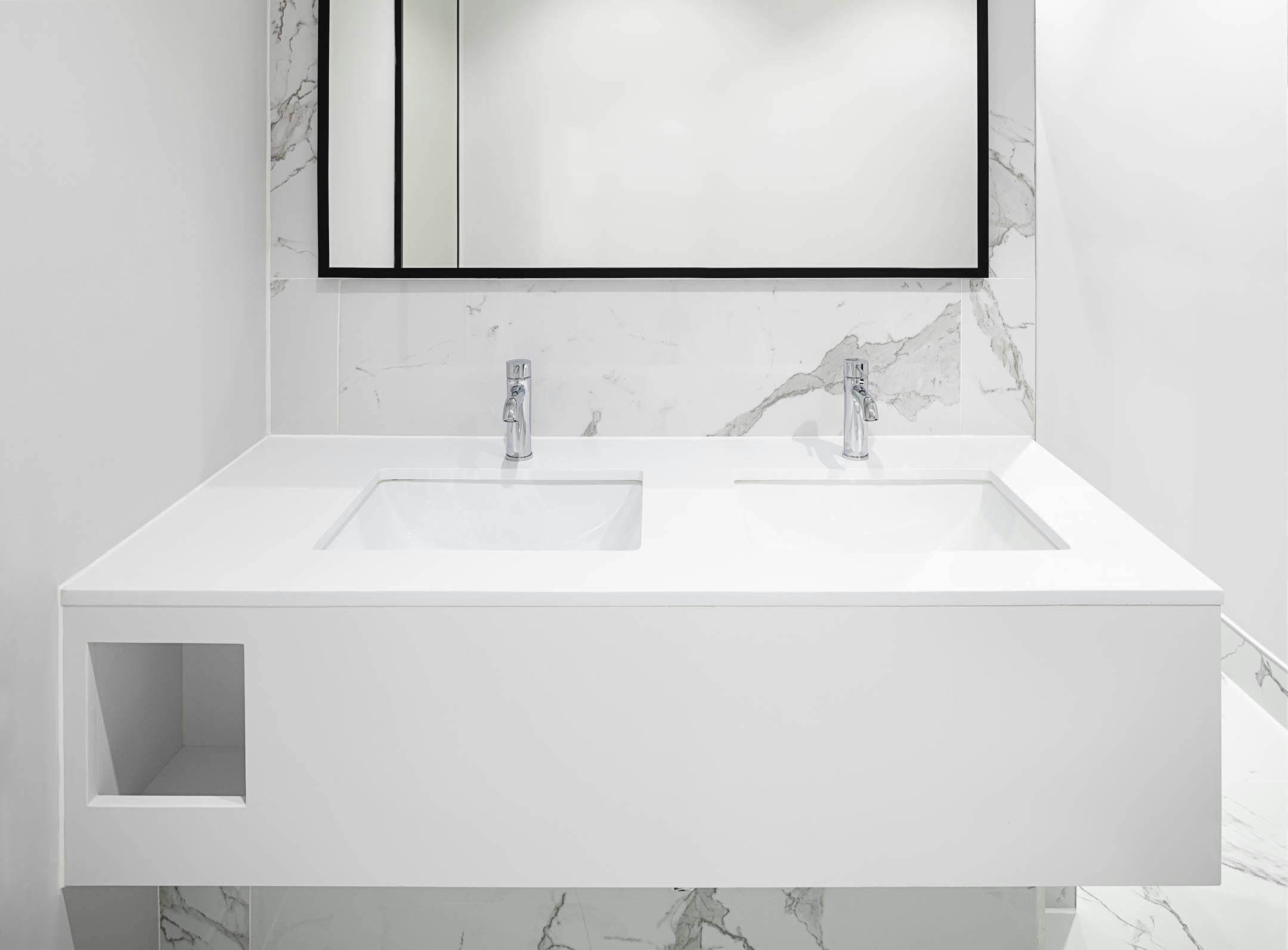 17 idées de salles de bains modernes et tendance  Bathroom pendant  lighting, Small bathroom vanities, Bathroom chandelier