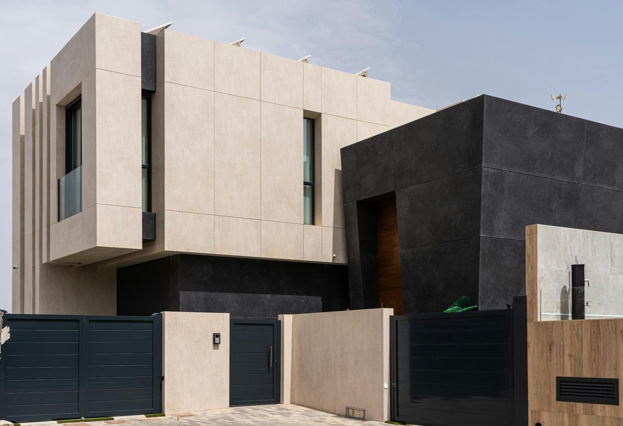 Numéro d'image 33 de la section actuelle de A sustainable, avant-garde façade for a house with a contemporary design in Portugal de Cosentino France