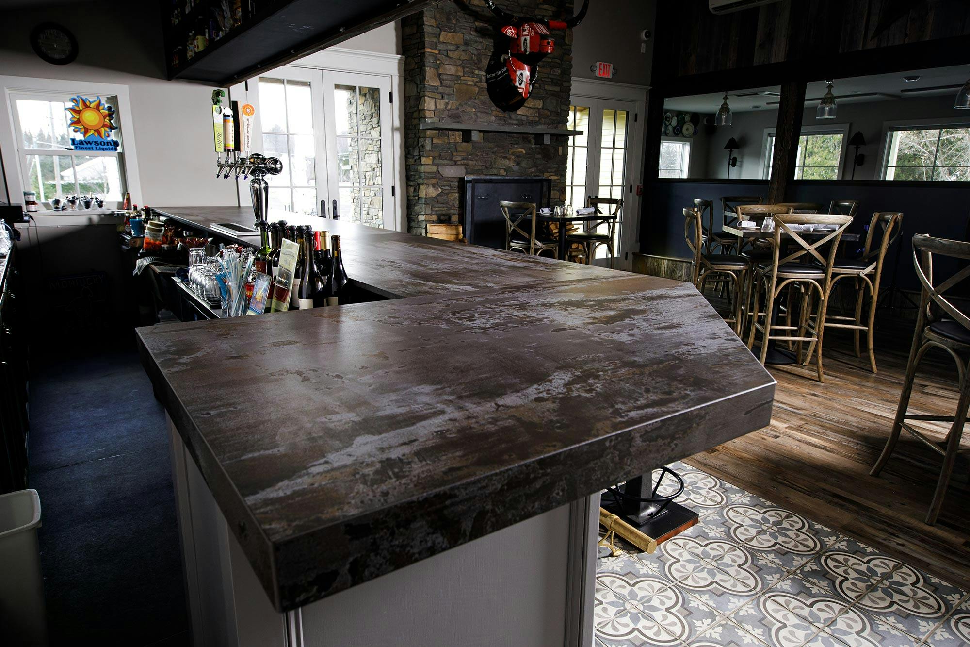 Numéro d'image 32 de la section actuelle de A rustic and cozy bar area for Pearl’s Place Restaurant & Pantry de Cosentino France