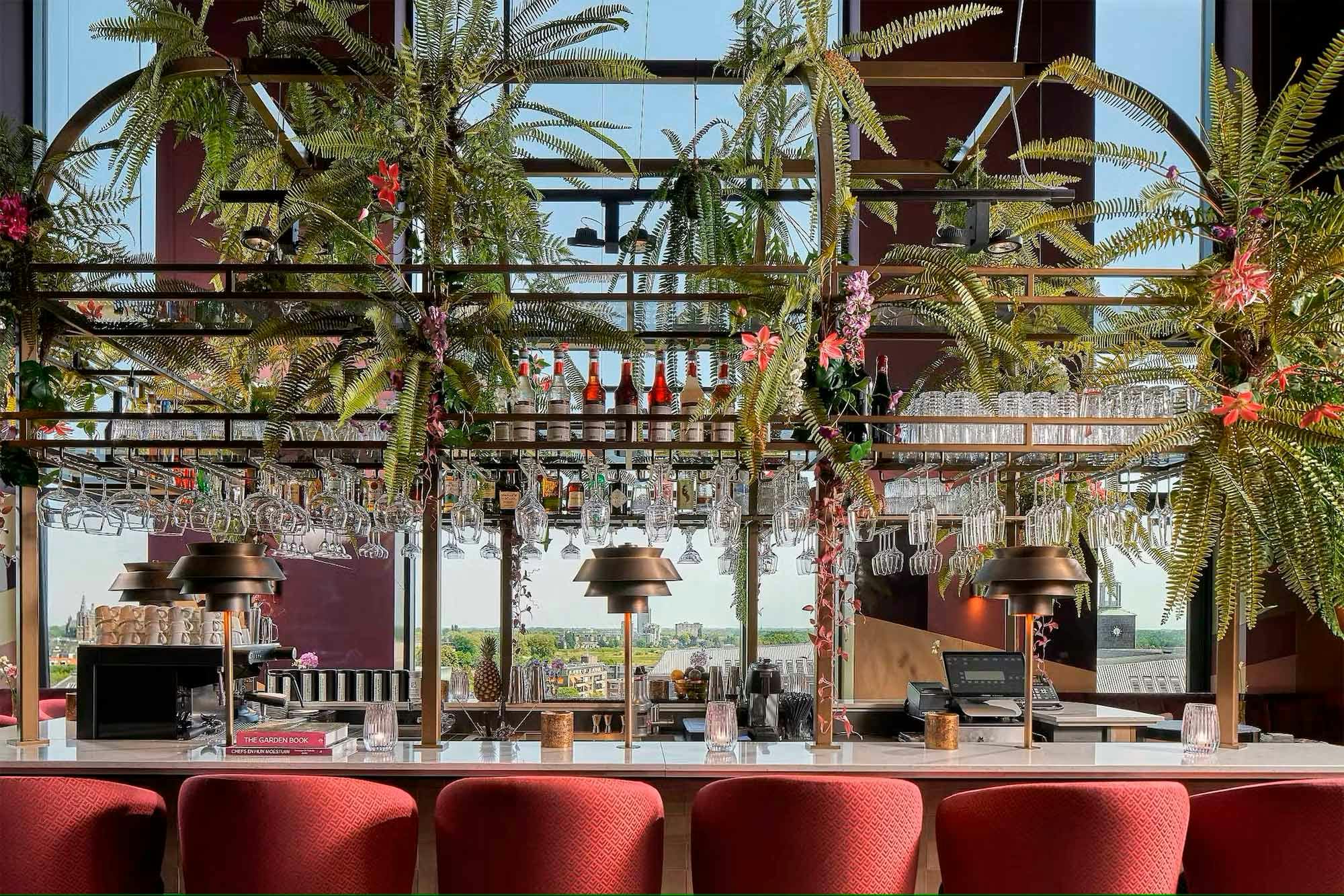 Numéro d'image 38 de la section actuelle de Ce restaurant parisien réputé, dont les tables, les comptoirs et les murs sont recouverts de surfaces Cosentino, est un exemple de modernité et d’élégance de Cosentino France