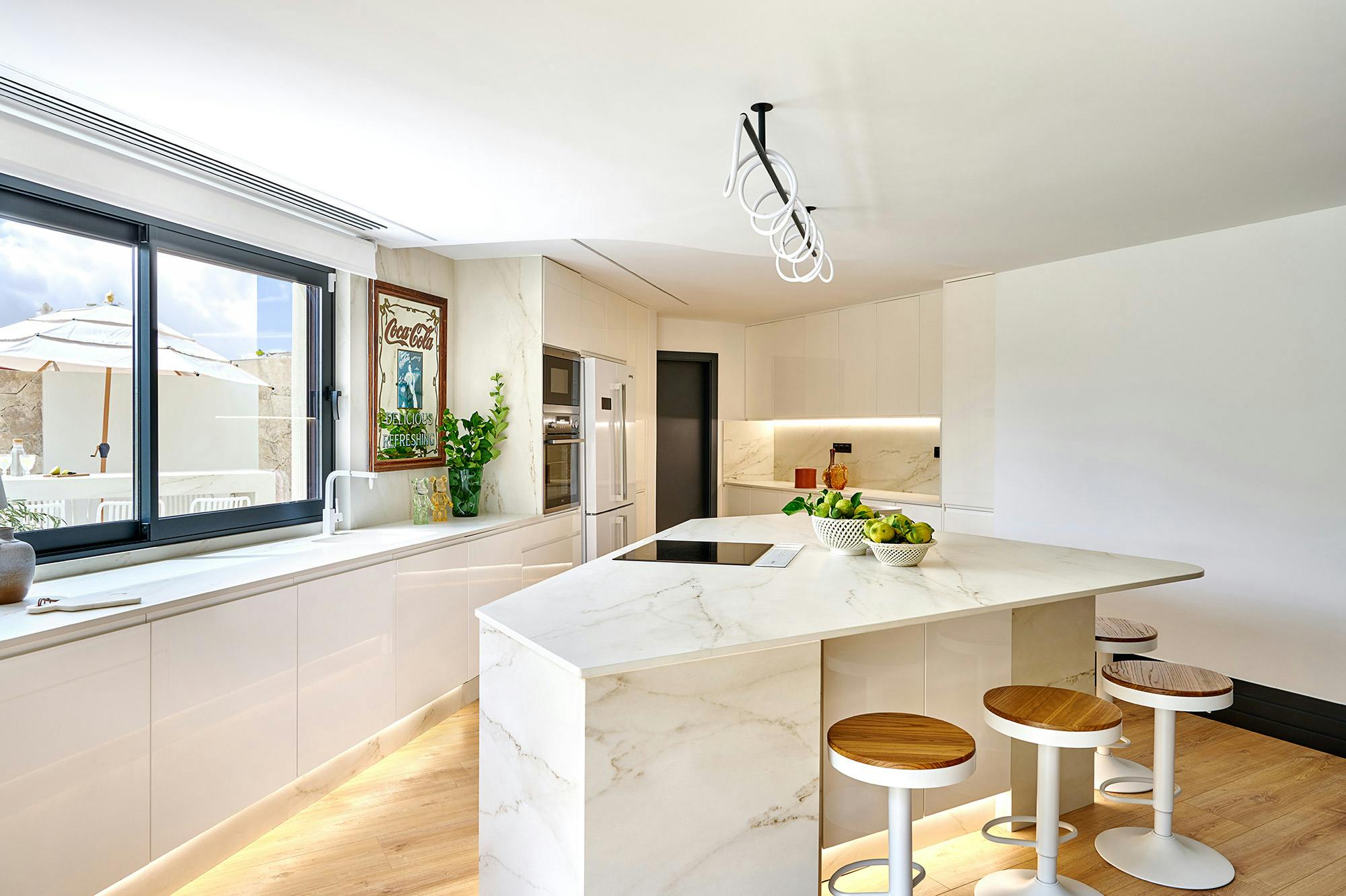 Numéro d'image 46 de la section actuelle de A Silestone worktop to highlight the bold style of a very eclectic home de Cosentino France