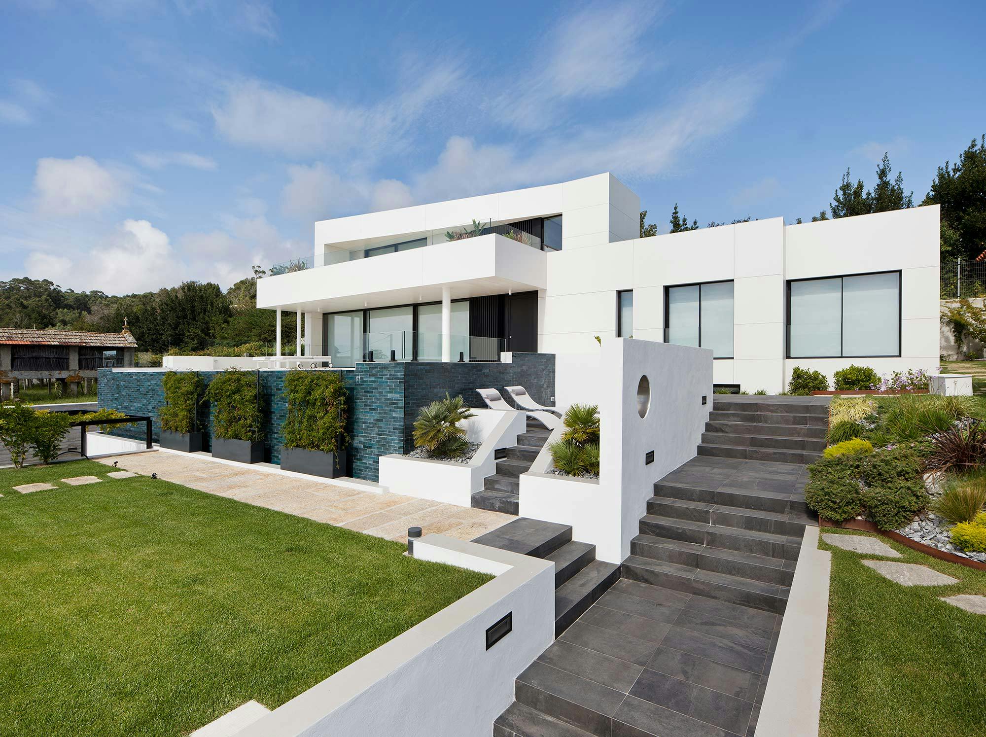 Numéro d'image 39 de la section actuelle de A sustainable, avant-garde façade for a house with a contemporary design in Portugal de Cosentino France