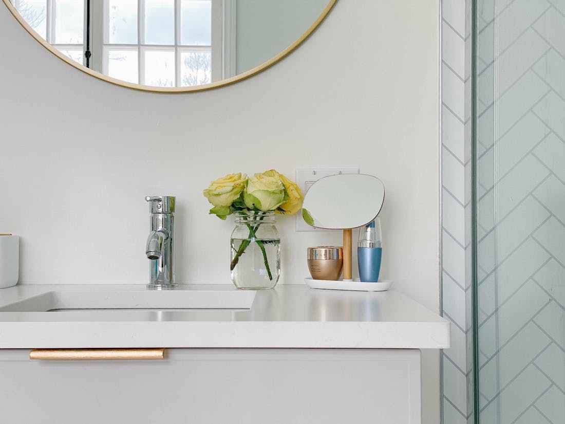 Jaime Damak transforme sa salle de bain attenante, en un havre de paix, avec des comptoirs Silestone