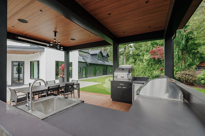 Numéro d'image 34 de la section actuelle de Great Canadian Backyard Series : un espace de type centre de villégiature créé par Sherwood Outdoor Kitchens de Cosentino Canada