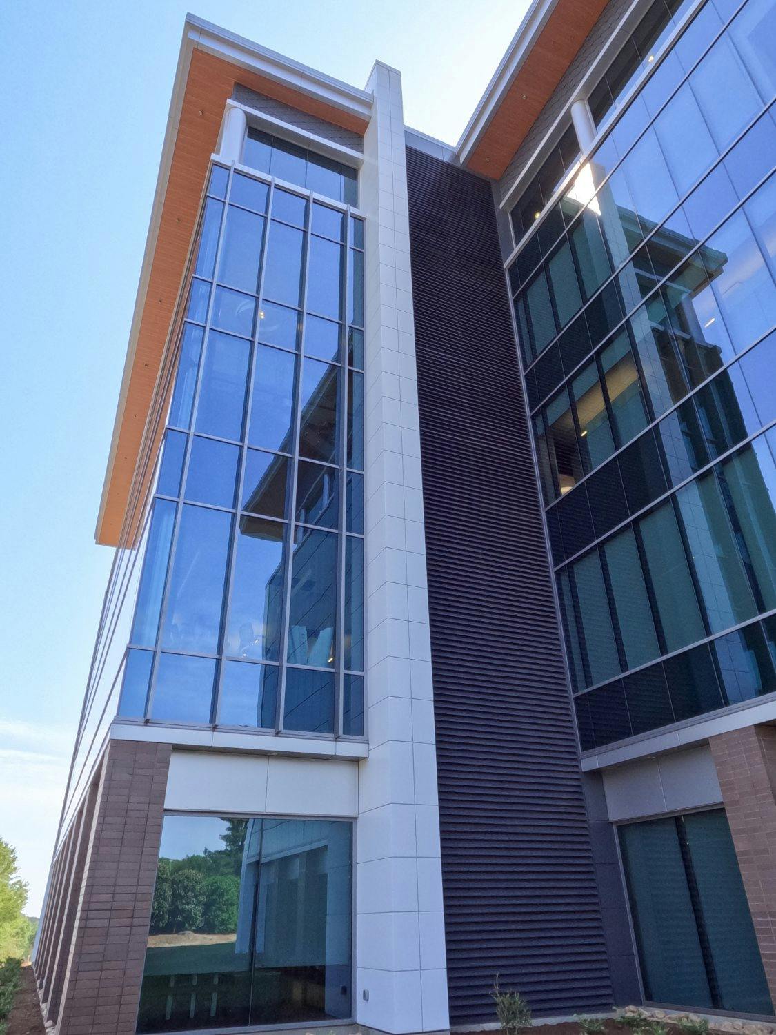 Numéro d'image 40 de la section actuelle de A two-toned facade for Southern First Bank in South Carolina de Cosentino Canada