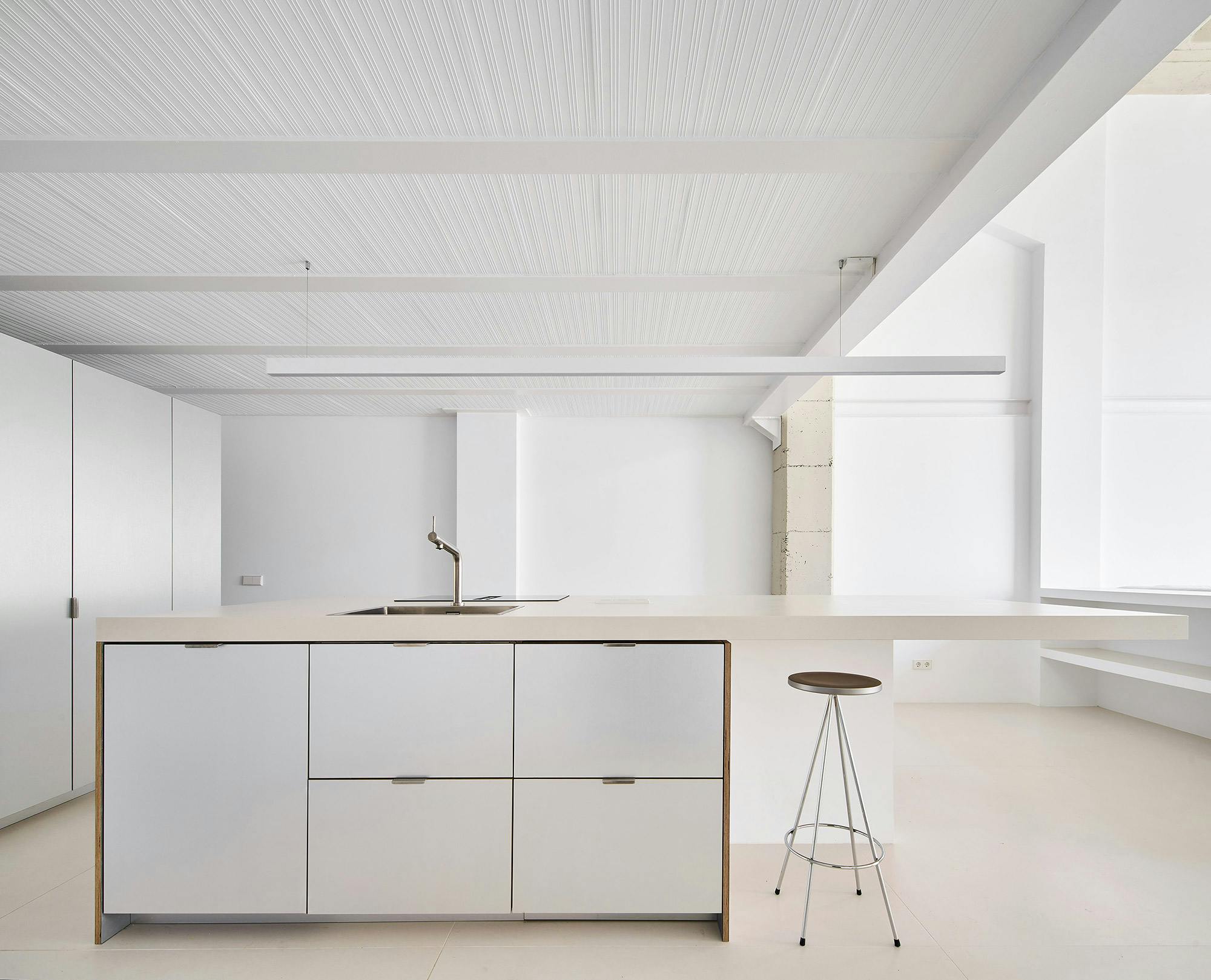 Numéro d'image 33 de la section actuelle de A striking loft in Barcelona chooses Dekton to create the perfect seamless and underfloor heating de Cosentino Canada