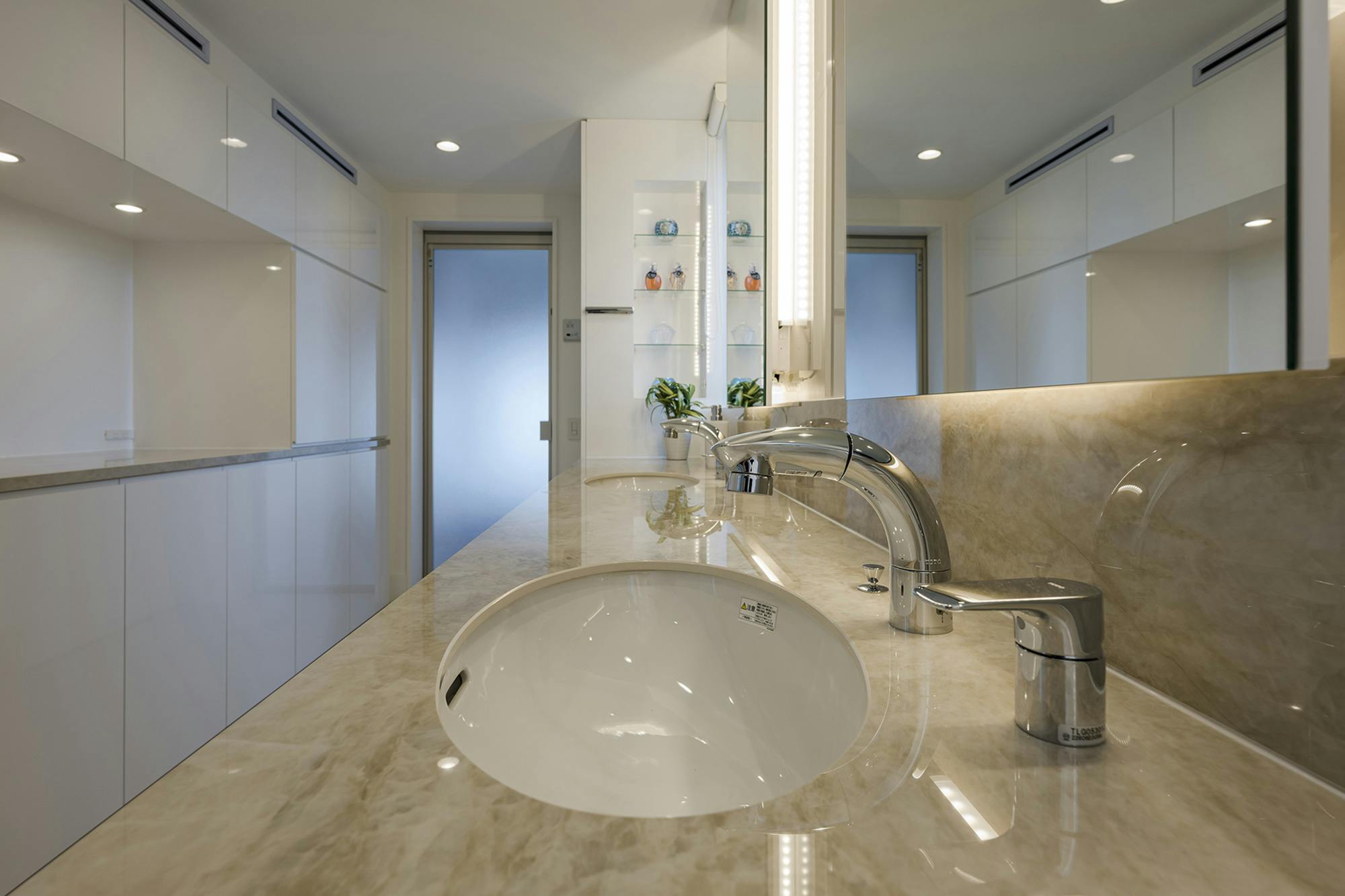 Numéro d'image 34 de la section actuelle de Dekton and Silestone enhance the kitchen and bathroom design in a Tokyo home de Cosentino Canada
