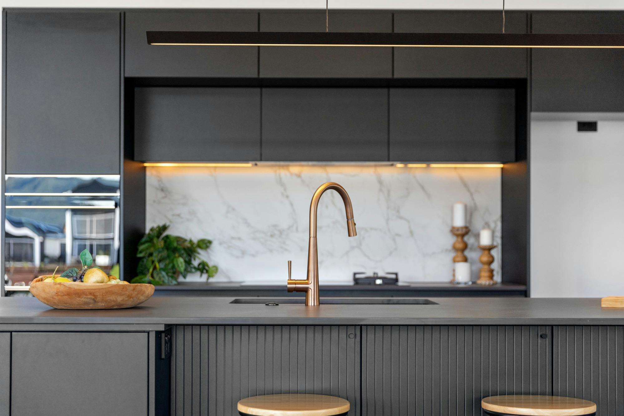 Hayley Peterson (8) Image 37 of Hayley Peterson 8.jpg?auto=format%2Ccompress&ixlib=php 3.3 in A sober and immersive interior where metal, wood, and Silestone interact with elegance - Cosentino