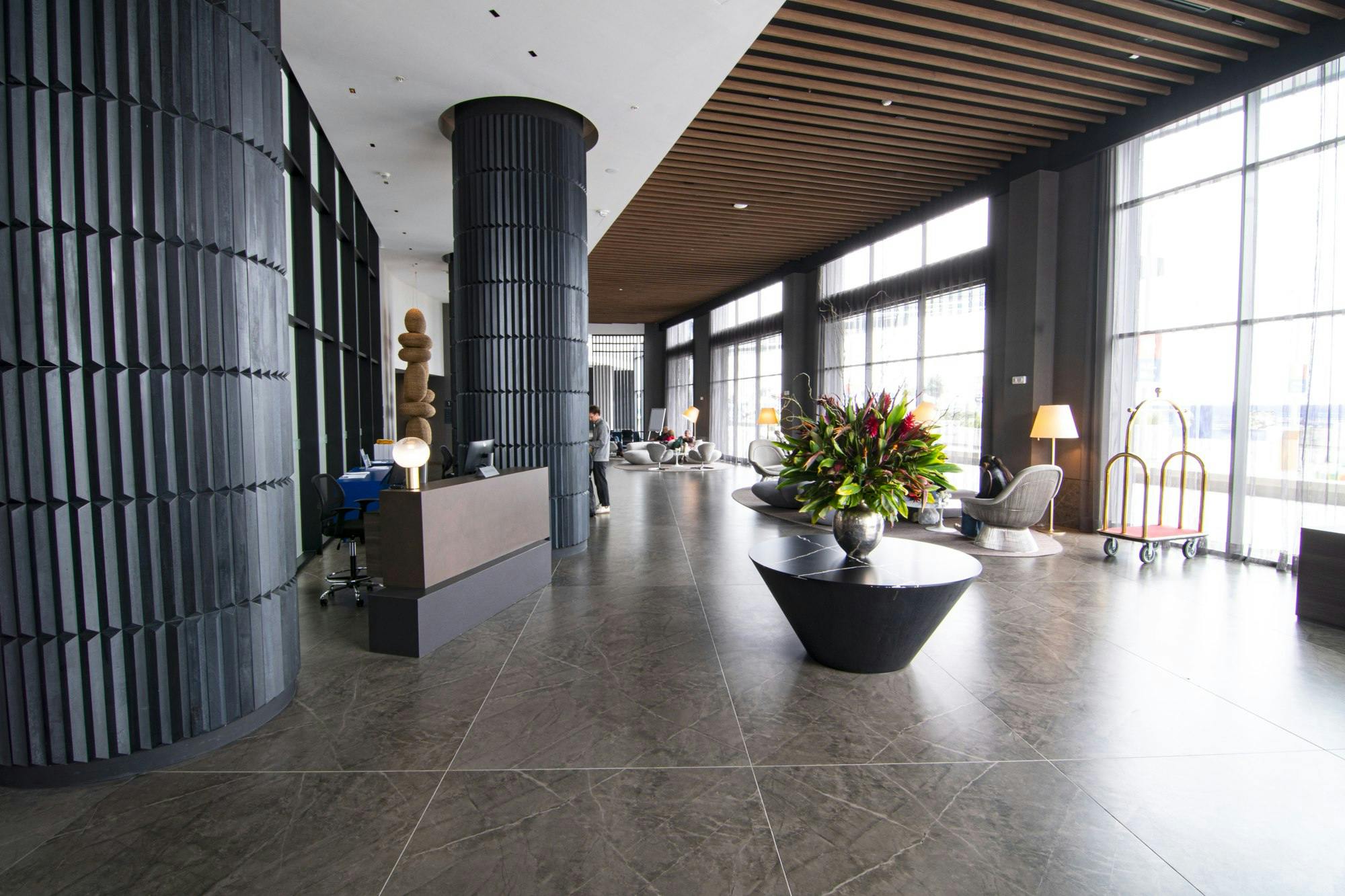 Hotel Wyndham (1) Image 40 of Hotel Wyndham 1.jpg?auto=format%2Ccompress&ixlib=php 3.3 in Les incontournables du design de bureau moderne | Meilleures pratiques pour des équipes épanouies - Cosentino