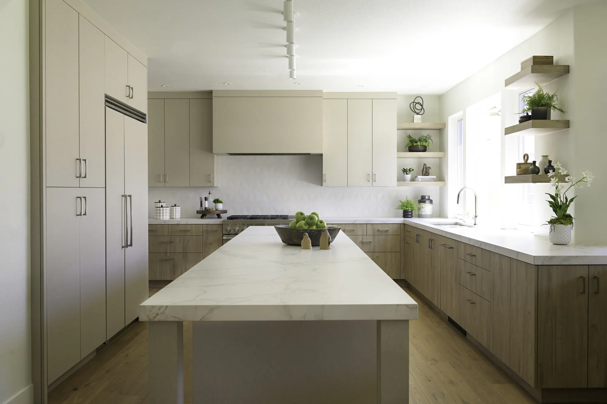 Sunny Start (1) Image 47 of Sunny Start 1.jpg?auto=format%2Ccompress&ixlib=php 3.3 in Contrast between bathrooms and kitchen for a Mediterranean-inspired apartment in London - Cosentino