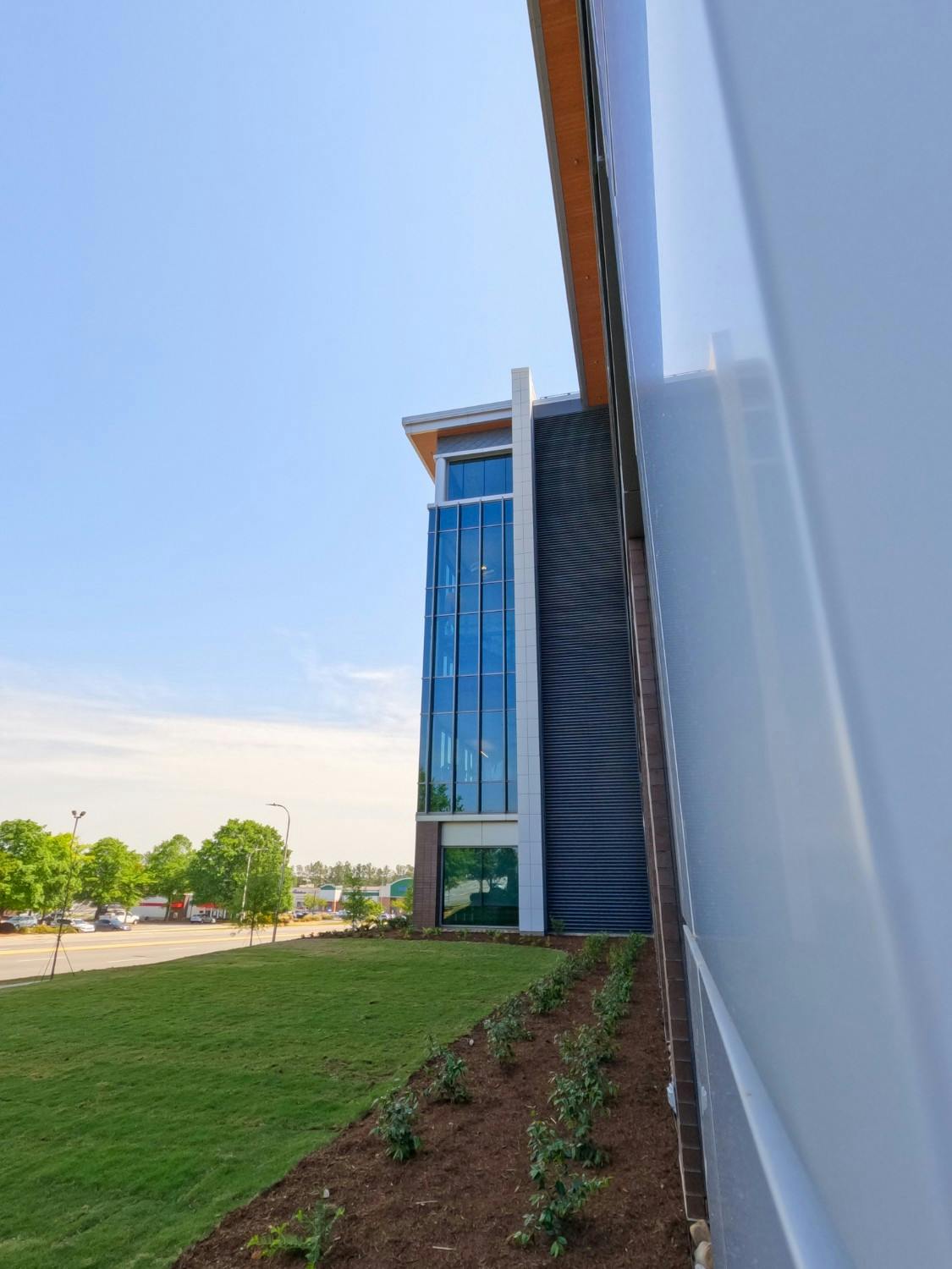 Numéro d'image 39 de la section actuelle de A two-toned facade for Southern First Bank in South Carolina de Cosentino France