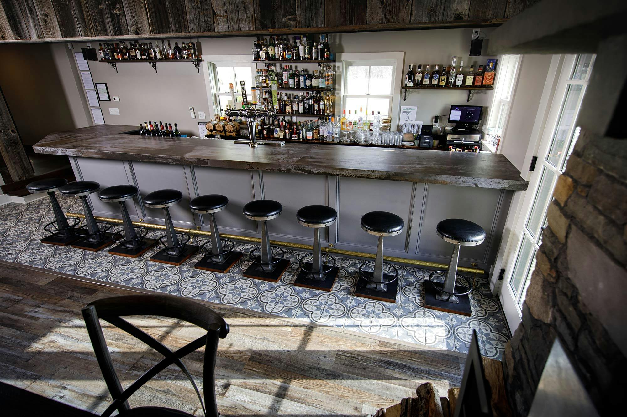 Numéro d'image 33 de la section actuelle de A rustic and cozy bar area for Pearl’s Place Restaurant & Pantry de Cosentino France
