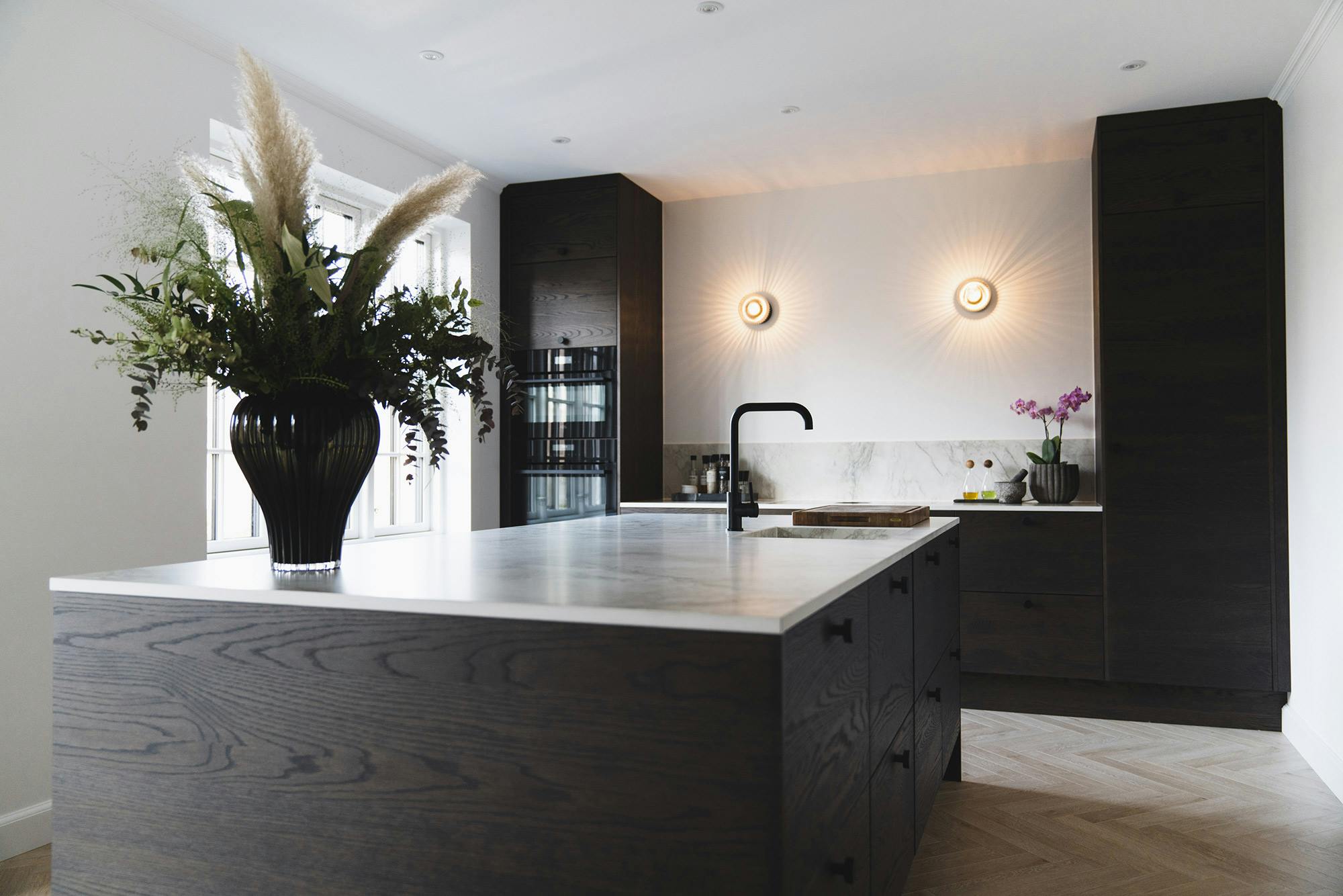 Numéro d'image 34 de la section actuelle de A classic yet minimalist kitchen complemented by DKTN’s elegance and functionality de Cosentino France