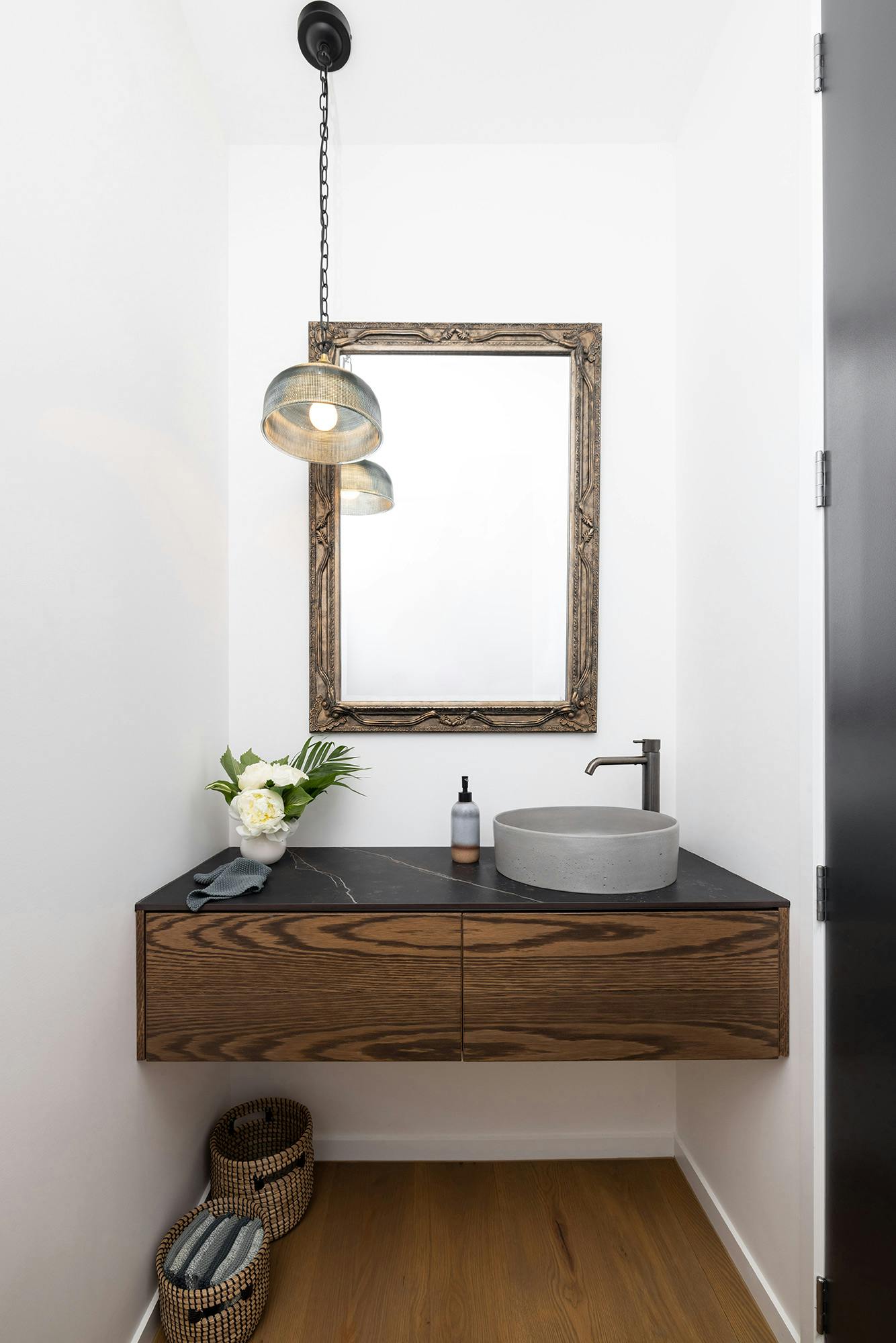 Numéro d'image 39 de la section actuelle de Two DKTN colours to match wood in kitchens and bathrooms de Cosentino France
