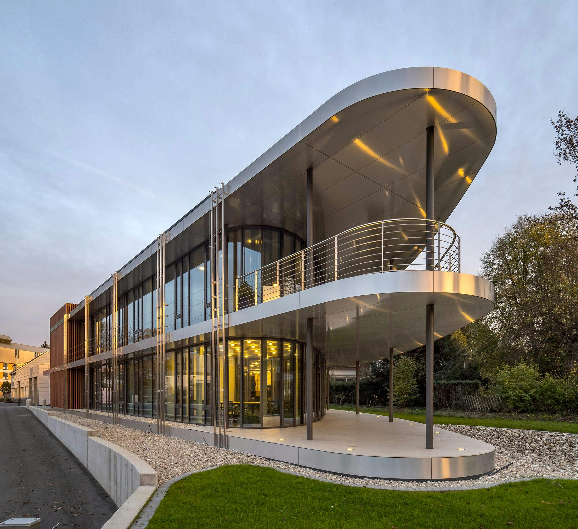 Numéro d'image 34 de la section actuelle de The connection between the interior and exterior of the Yuvalim Group’s corporate campus was made possible thanks to DKTN de Cosentino France