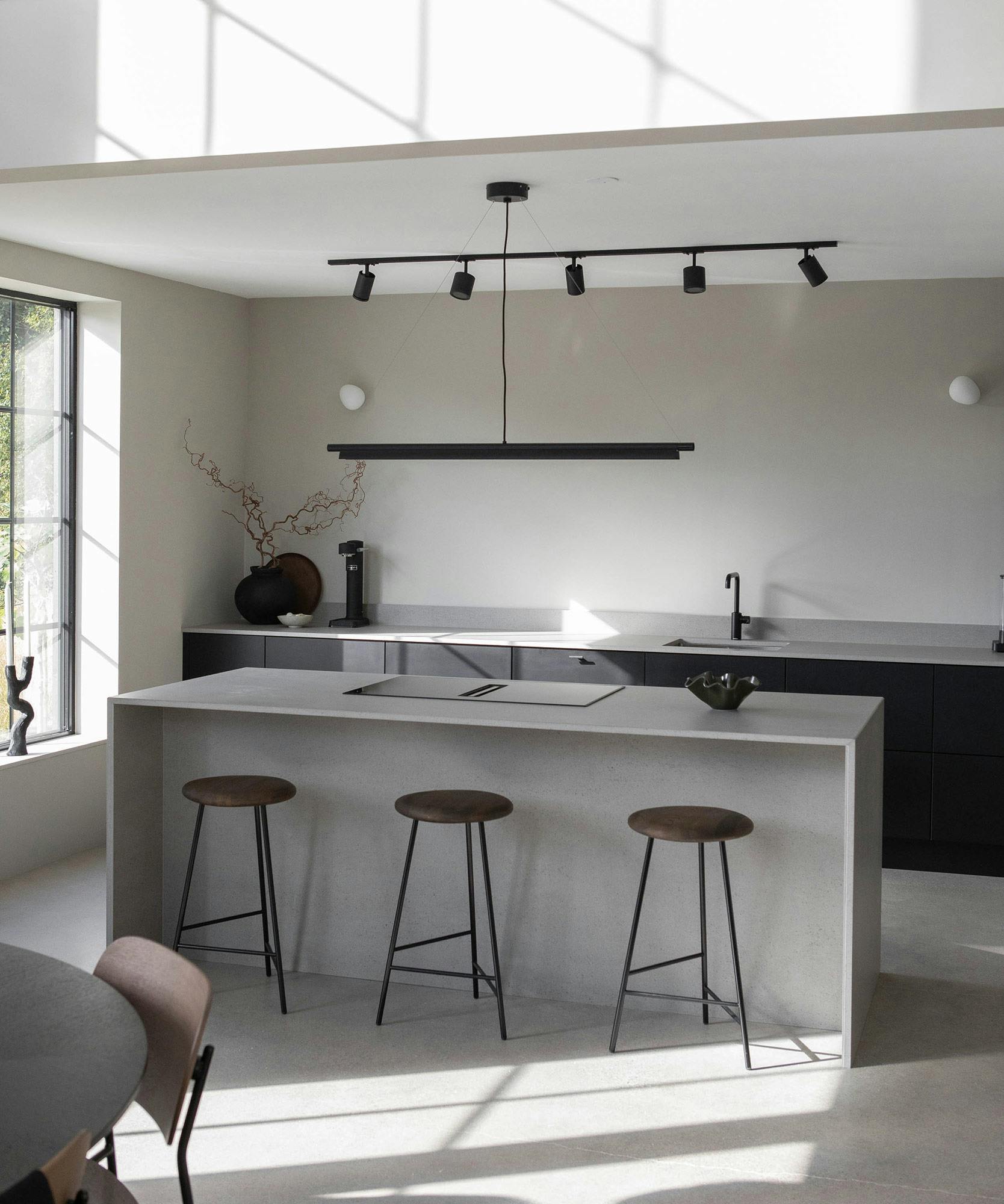 Numéro d'image 44 de la section actuelle de DKTN Arga creates an elegant atmosphere in this open plan kitchen with a minimalist approach de Cosentino France